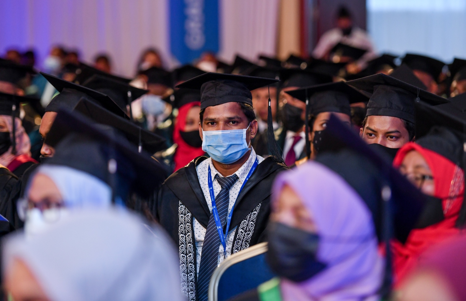 މާލެ ސެޕްޓެމްބަރު 24، 2021- ވިލާ ކޮލެޖުގައި މިއަދު ބޭއްވި ގްރެޖުއޭޝަން ހަފުލާގައި ބައެއް ދަރިވަރުން ބައިވެރިވަނީ.--- ފޮޓޯ: އަހުމަދު އަވްޝަން/ މިހާރު