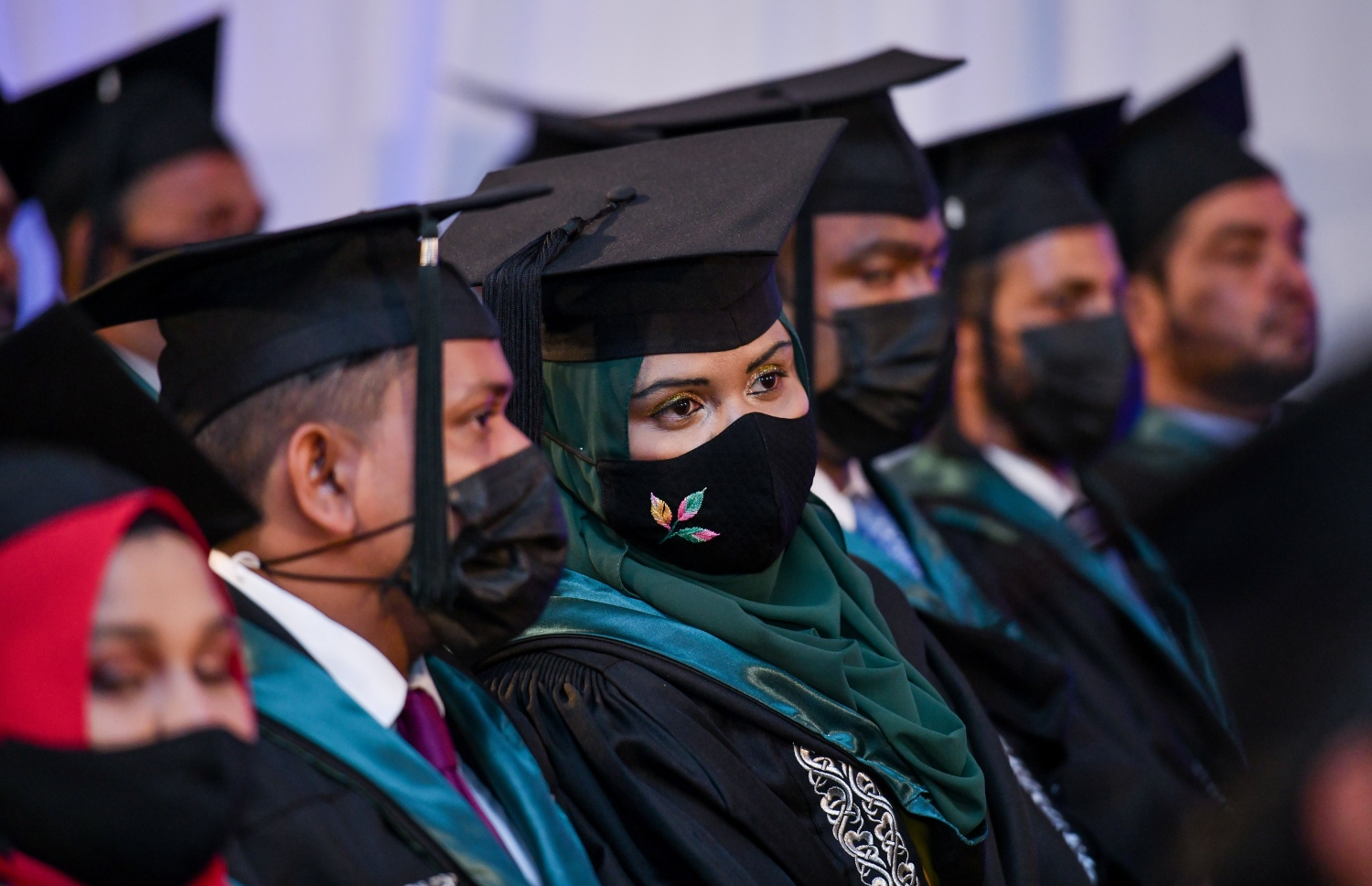 މާލެ ސެޕްޓެމްބަރު 24، 2021- ވިލާ ކޮލެޖުގައި މިއަދު ބޭއްވި ގްރެޖުއޭޝަން ހަފުލާގައި ބައެއް ދަރިވަރުން ބައިވެރިވަނީ.--- ފޮޓޯ: އަހުމަދު އަވްޝަން/ މިހާރު