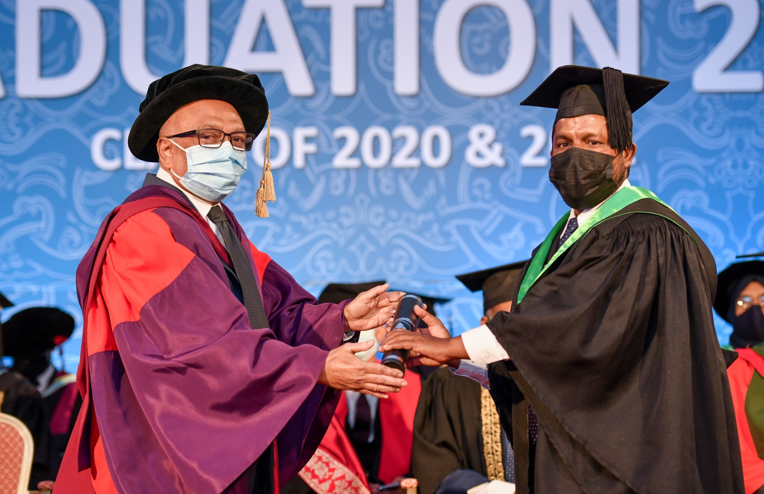 މާލެ ސެޕްޓެމްބަރު 24، 2021- ވިލާ ކޮލެޖުގައި މިއަދު ގްރެޖުއޭޓްވި ދަރިިވަރަކަށް، އެ ކޮލެޖުގެ ރެކްޓާ ޑރ. އަހުމަދު އަންވަރު ސެޓްފިކެޓް ދެއްވަނީ.---ފޮޓޯ: އަހުމަދު އަވްޝަން/ މިހާރު