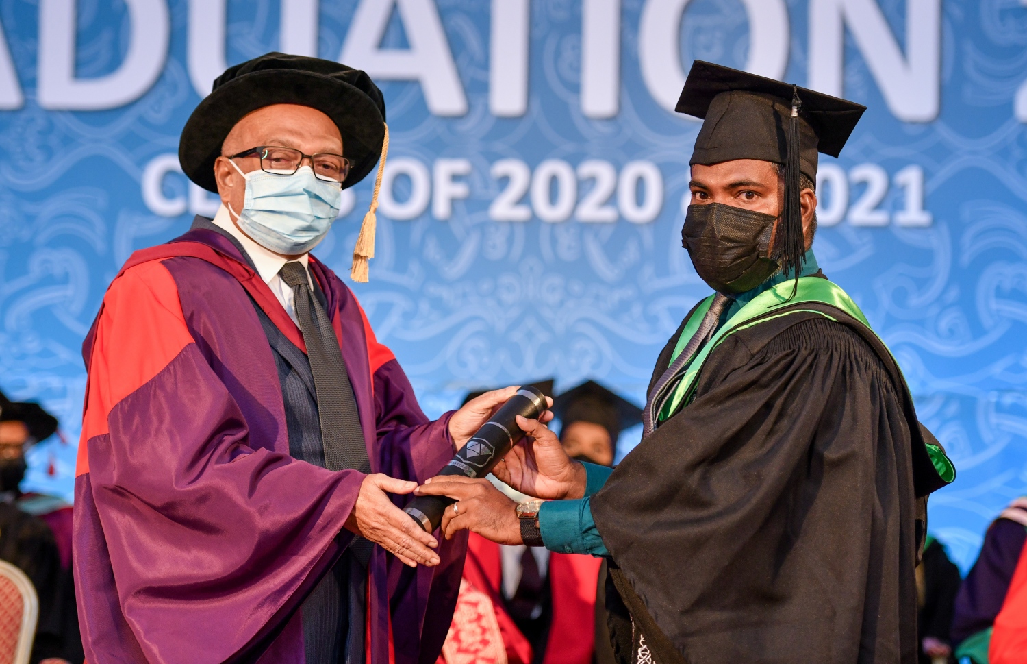 މާލެ ސެޕްޓެމްބަރު 24، 2021- ވިލާ ކޮލެޖުގައި މިއަދު ގްރެޖުއޭޓްވި ދަރިިވަރަކަށް، އެ ކޮލެޖުގެ ރެކްޓާ ޑރ. އަހުމަދު އަންވަރު ސެޓްފިކެޓް ދެއްވަނީ.---ފޮޓޯ: އަހުމަދު އަވްޝަން/ މިހާރު