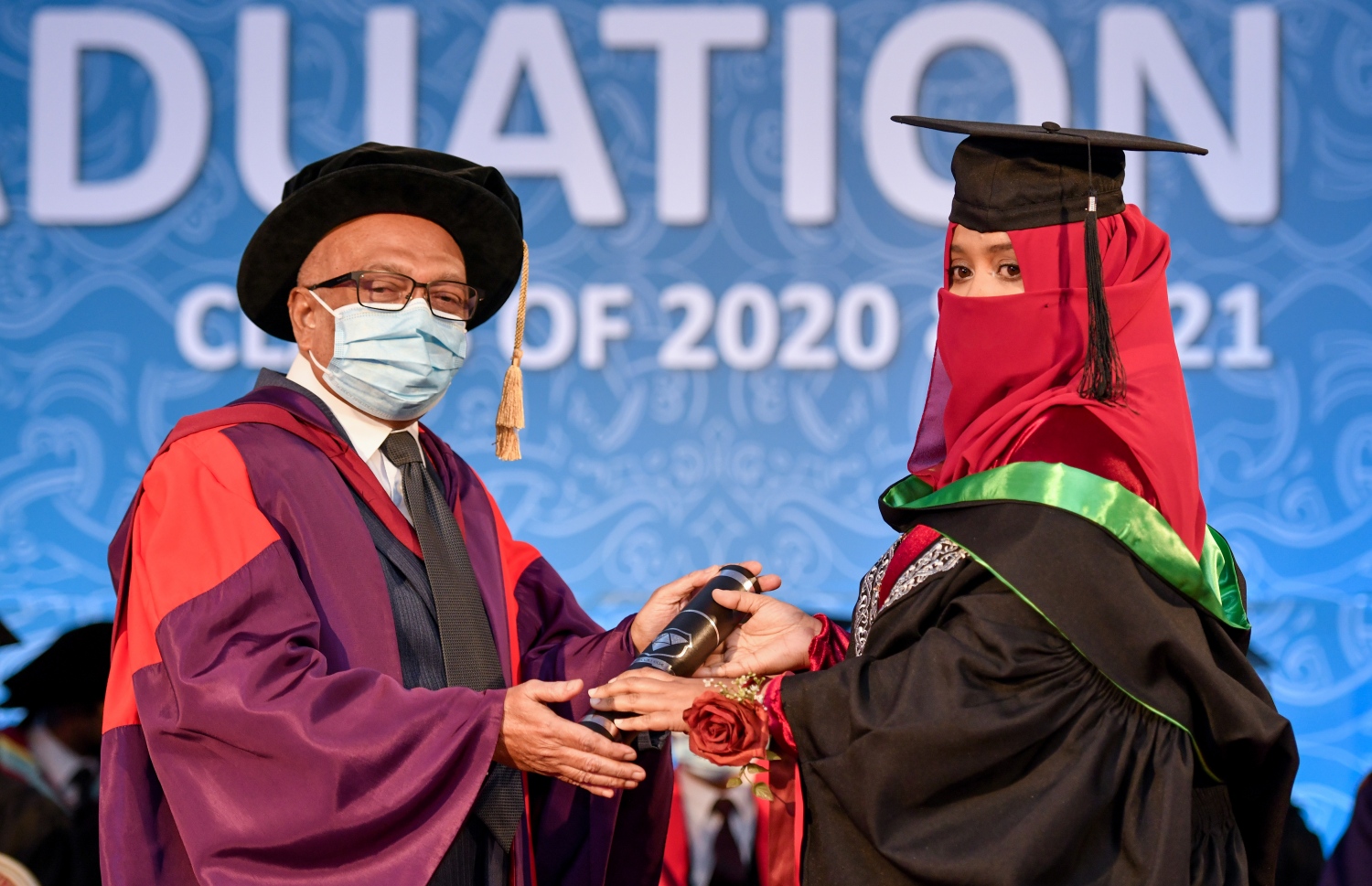 މާލެ ސެޕްޓެމްބަރު 24، 2021- ވިލާ ކޮލެޖުގައި މިއަދު ގްރެޖުއޭޓްވި ދަރިިވަރަކަށް، އެ ކޮލެޖުގެ ރެކްޓާ ޑރ. އަހުމަދު އަންވަރު ސެޓްފިކެޓް ދެއްވަނީ.---ފޮޓޯ: އަހުމަދު އަވްޝަން/ މިހާރު