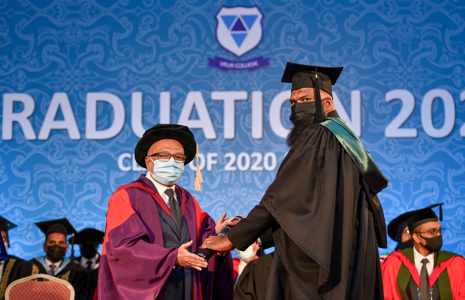 މާލެ ސެޕްޓެމްބަރު 24، 2021- ވިލާ ކޮލެޖުގައި މިއަދު ގްރެޖުއޭޓްވި ދަރިިވަރަކަށް، އެ ކޮލެޖުގެ ރެކްޓާ ޑރ. އަހުމަދު އަންވަރު ސެޓްފިކެޓް ދެއްވަނީ.---ފޮޓޯ: އަހުމަދު އަވްޝަން/ މިހާރު