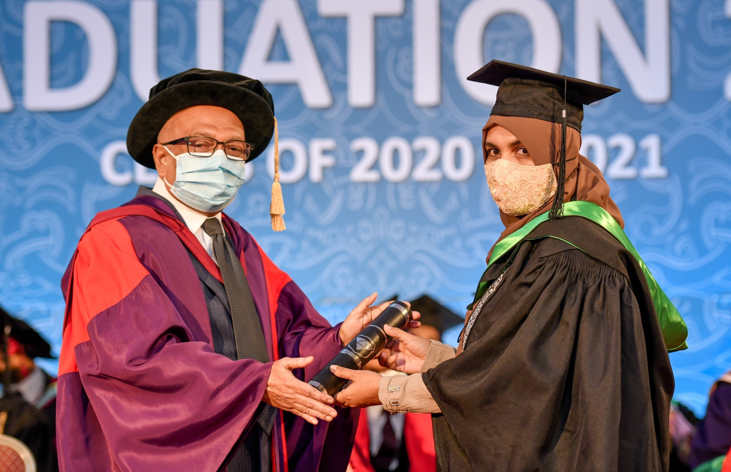 މާލެ ސެޕްޓެމްބަރު 24، 2021- ވިލާ ކޮލެޖުގައި މިއަދު ގްރެޖުއޭޓްވި ދަރިިވަރަކަށް، އެ ކޮލެޖުގެ ރެކްޓާ ޑރ. އަހުމަދު އަންވަރު ސެޓްފިކެޓް ދެއްވަނީ.---ފޮޓޯ: އަހުމަދު އަވްޝަން/ މިހާރު