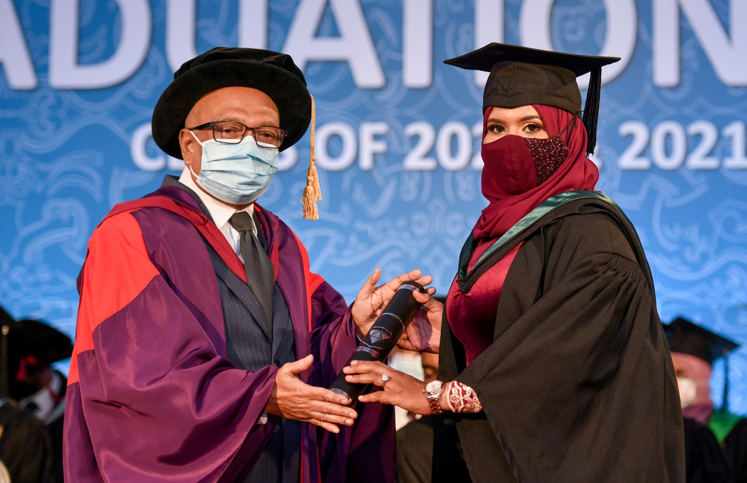 މާލެ ސެޕްޓެމްބަރު 24، 2021- ވިލާ ކޮލެޖުގައި މިއަދު ގްރެޖުއޭޓްވި ދަރިިވަރަކަށް، އެ ކޮލެޖުގެ ރެކްޓާ ޑރ. އަހުމަދު އަންވަރު ސެޓްފިކެޓް ދެއްވަނީ.---ފޮޓޯ: އަހުމަދު އަވްޝަން/ މިހާރު