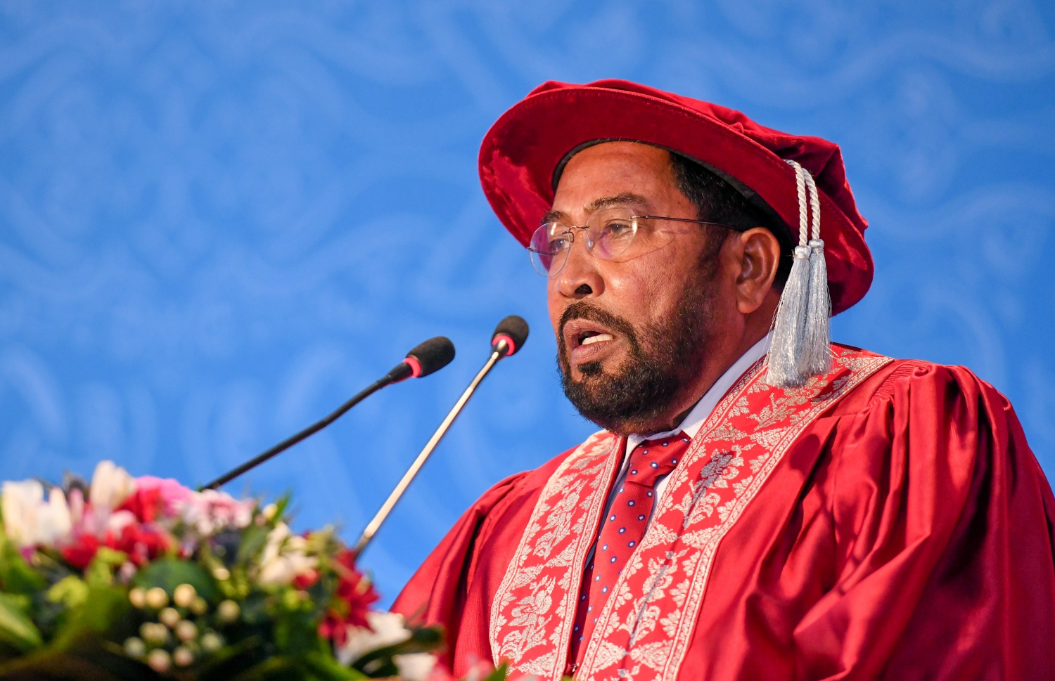 މާލެ ސެޕްޓެމްބަރު 24، 2021- ވިލާ ކޮލެޖެގެ ގްރެޖުއޭޝަން ހަފުލާގައި، އެ ކޮލެޖުގެ ޗެއާމަން ގާސިމް އިބްރާހިމް ވާހަކަ ދައްކަވަނީ.---ފޮޓޯ: އަހުމަދު އަވްޝަން/ މިހާރު