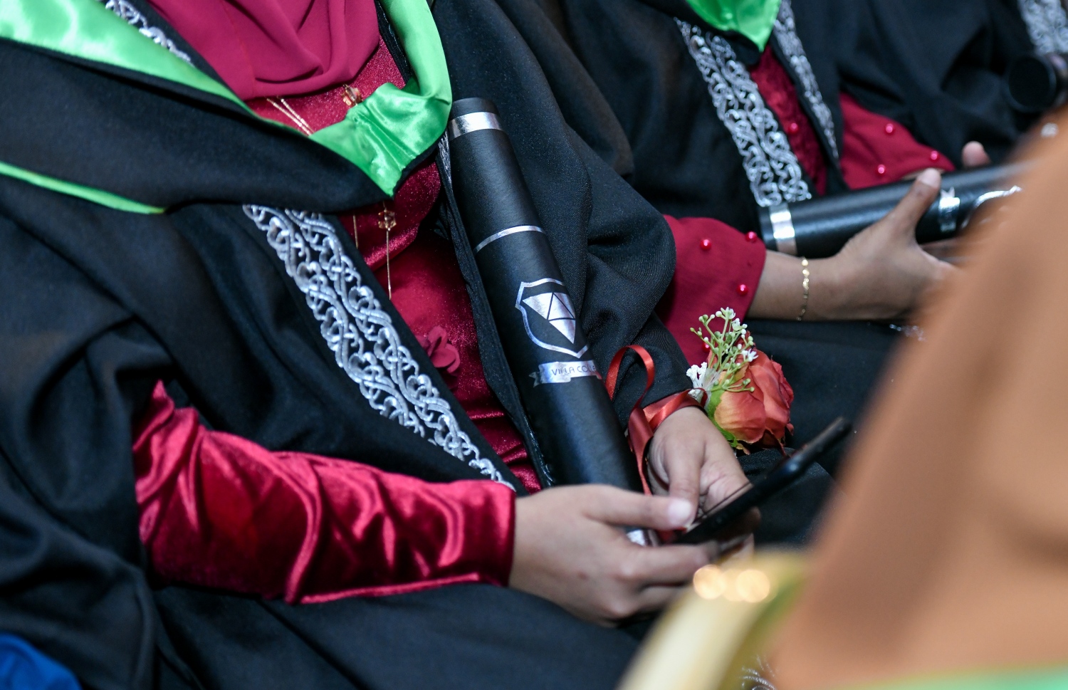 މާލެ ސެޕްޓެމްބަރު 24، 2021- ވިލާ ކޮލެޖުގައި މިއަދު ބޭއްވި ގްރެޖުއޭޝަން ހަފުލާގައި ބައެއް ދަރިވަރުން ބައިވެރިވަނީ.--- ފޮޓޯ: އަހުމަދު އަވްޝަން/ މިހާރު