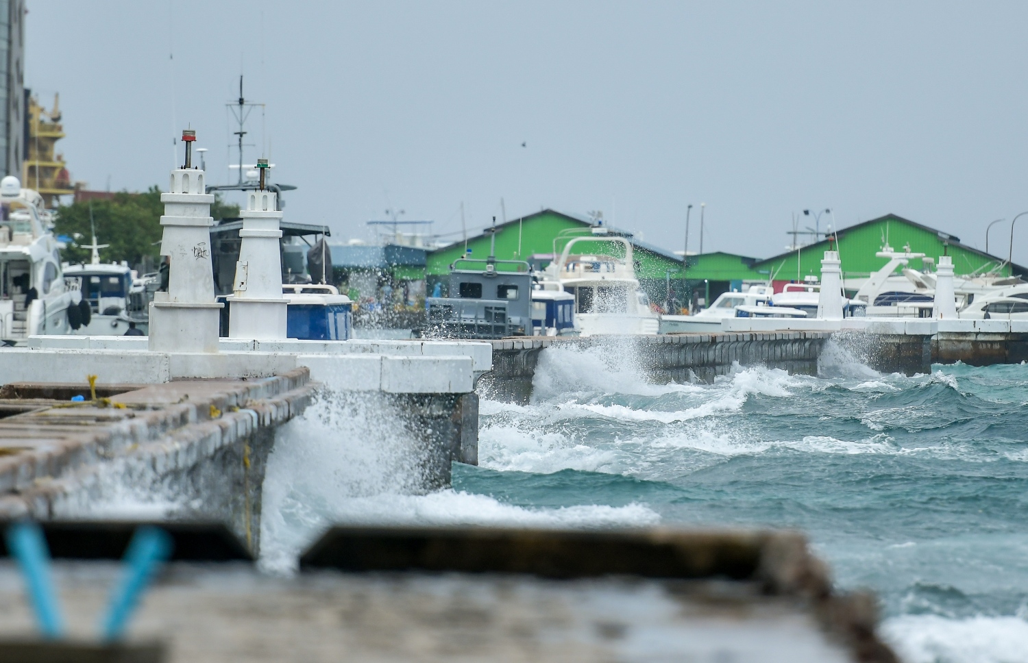 ހުޅަނގު މޫސުމުގެ ވިއްސާރަ ދުވަހެއް: ކަނޑުތަކުގައި ރާޅުގެ އުސްމިން 4 ފޫޓާއި 7 ފޫޓަށް އުފުލޭނެ ކަމަށް މެޓުން ލަފާކުރޭ. -- ފޮޓޯ: މިހާރު