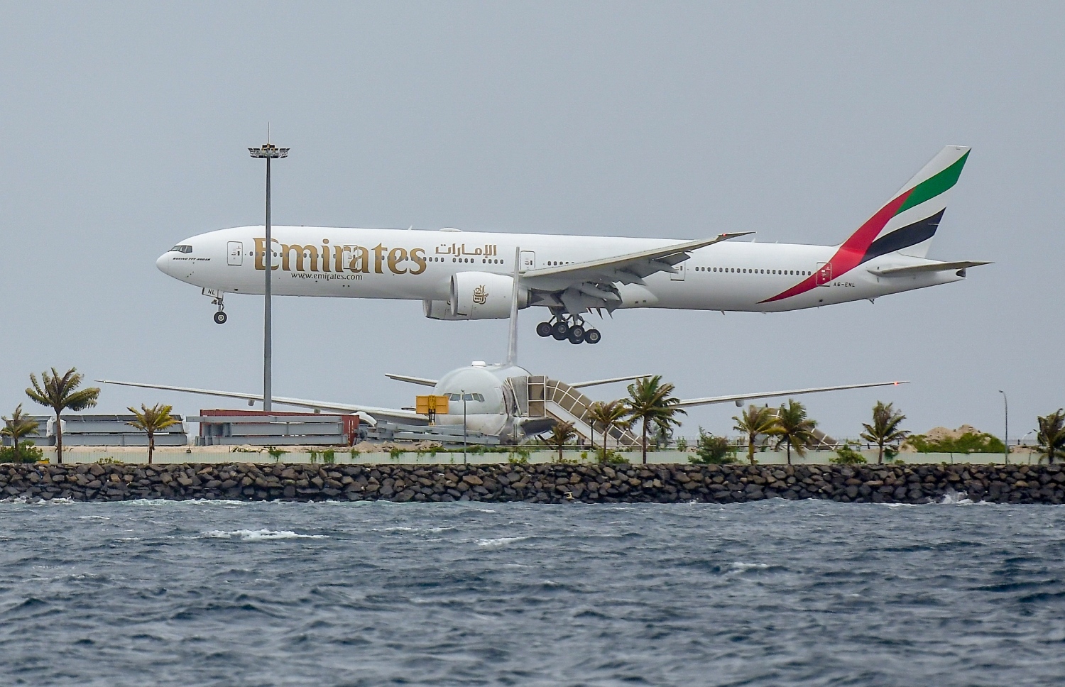 މާލެ- ސެޕްޓެމްބަރު 26، 2021: ހުޅަނގު މޫސުމުގެ ވިއްސާރައާ އެކު މޫސުން ގޯސްވުުން: މޫސުން މިހާ ބޮޑަށް ގޮސްވެފައިވާތީ މެޓުން ވަނީ ކަނޑު ދަތުރުކުރާ މީހުންނާއި ބްރިޖާއި ހައިވޭގައި އުޅޭ މީހުން ވެސް ސަމާލުވުމަށް އިލްތިމާސްކޮށްފައި--. ފޮޓޯ: ނިޝާން އަލީ/ މިހާރު