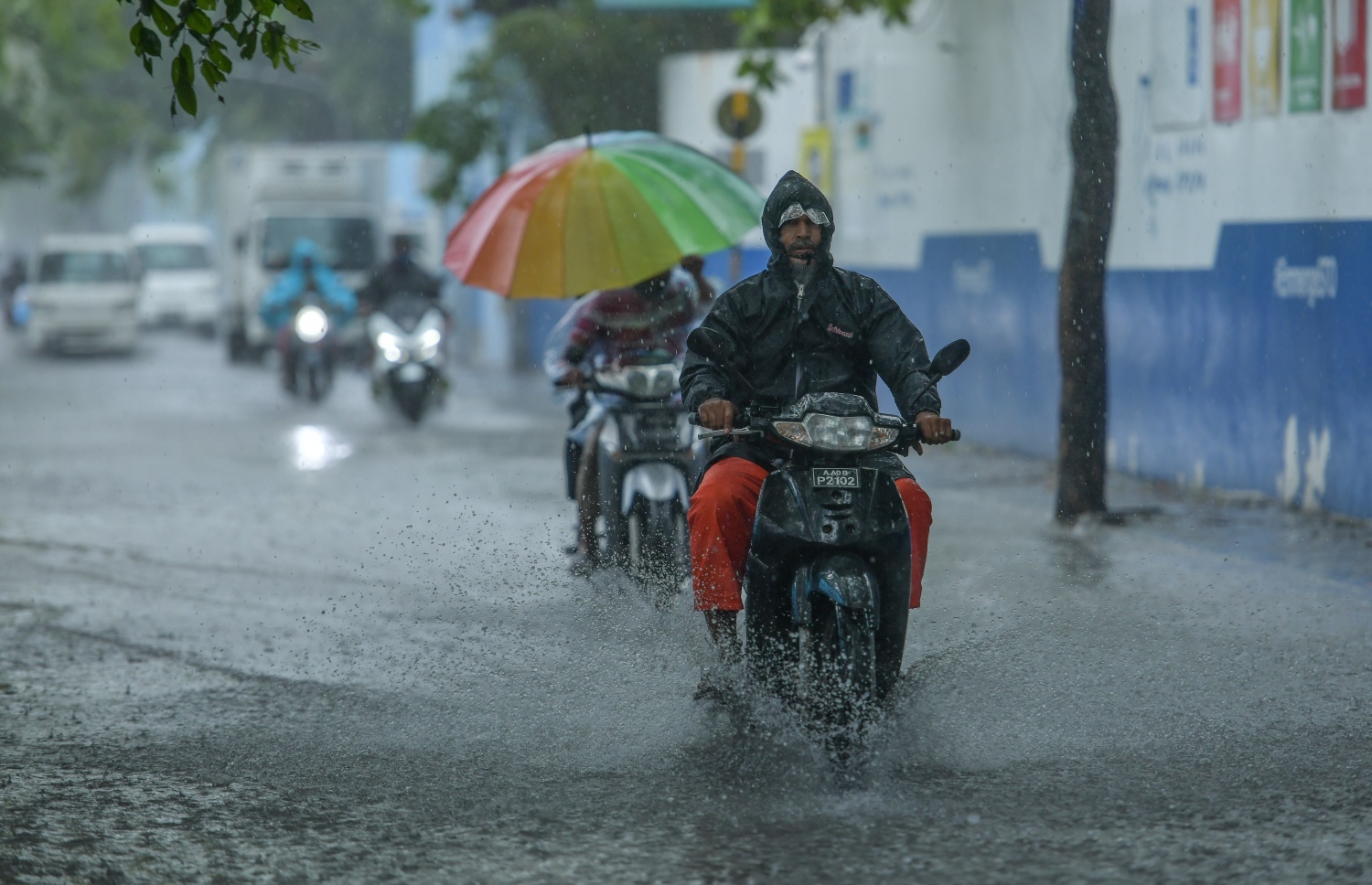 މާލެ- ސެޕްޓެމްބަރު 26، 2021: ހުޅަނގު މޫސުމުގެ ވިއްސާރައާ އެކު މޫސުން ގޯސްވުުން: މޫސުން މިހާ ބޮޑަށް ގޮސްވެފައިވާތީ މެޓުން ވަނީ ކަނޑު ދަތުރުކުރާ މީހުންނާއި ބްރިޖާއި ހައިވޭގައި އުޅޭ މީހުން ވެސް ސަމާލުވުމަށް އިލްތިމާސްކޮށްފައި--. ފޮޓޯ: ނިޝާން އަލީ/ މިހާރު