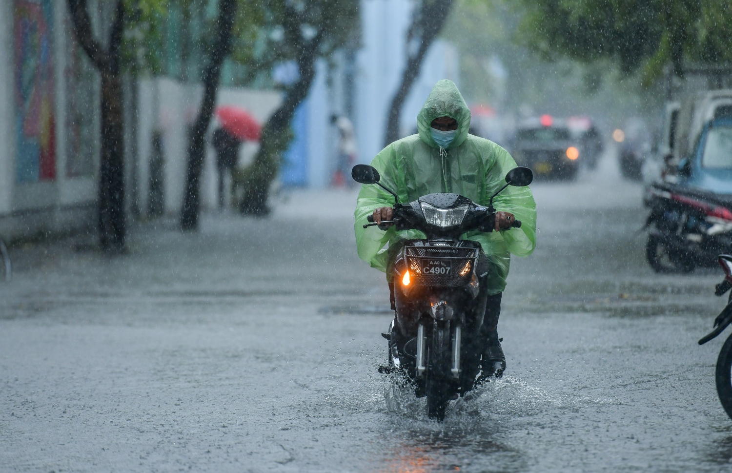 މާލެ- ސެޕްޓެމްބަރު 26، 2021:  މާލޭގައި ފެން ބޮޑުވެފައިވާ މަގަކުން މީހަކު ސައިކަލު ދުއްވާފައި ދަނީ: މޫސުން މިހާ ބޮޑަށް ގޮސްވެފައިވާތީ މެޓުން ވަނީ ކަނޑު ދަތުރުކުރާ މީހުންނާއި ބްރިޖާއި ހައިވޭގައި އުޅޭ މީހުން ވެސް ސަމާލުވުމަށް އިލްތިމާސްކޮށްފައި--. ފޮޓޯ: ނިޝާން އަލީ/ މިހާރު