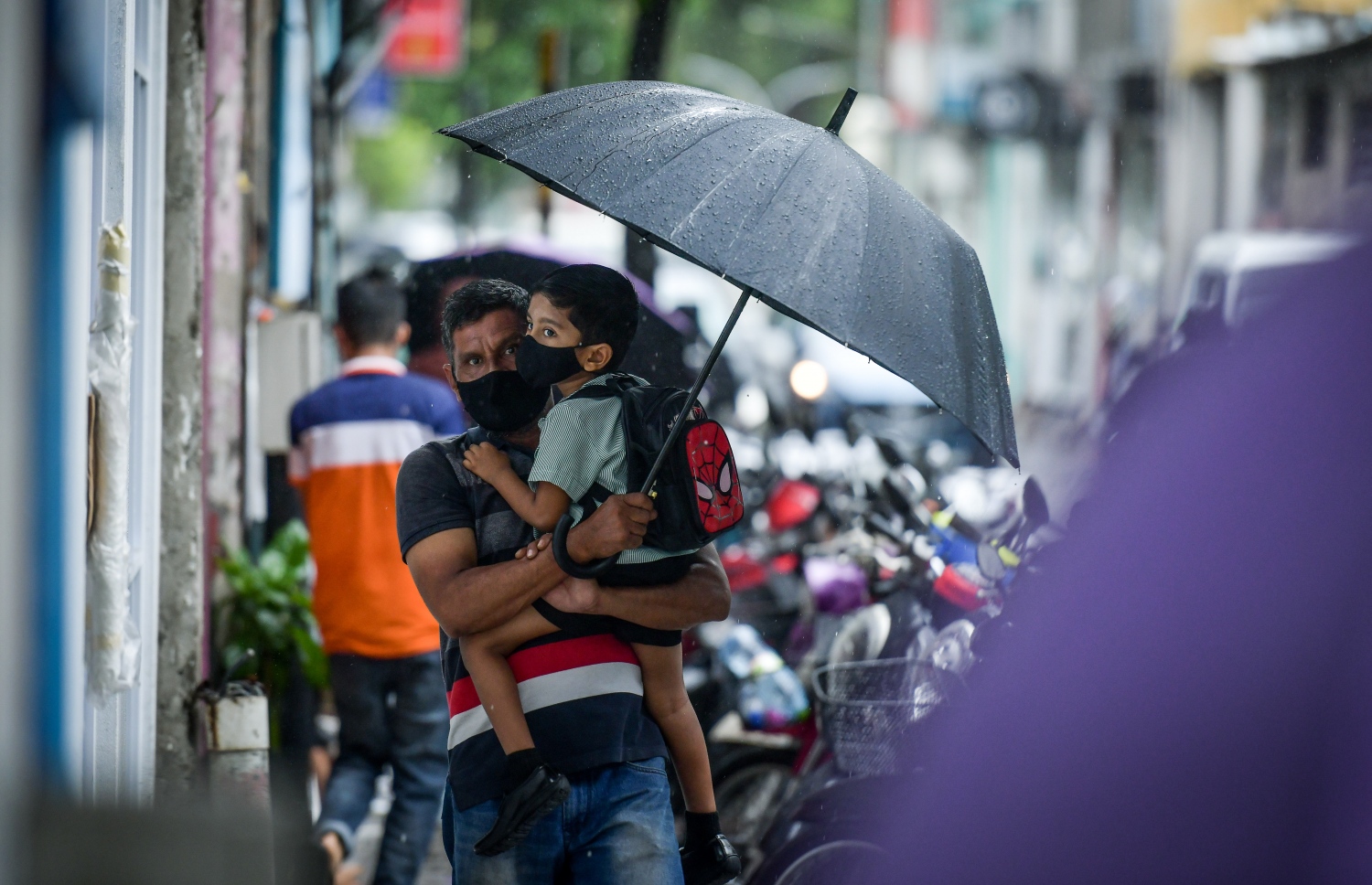 މާލެ- ސެޕްޓެމްބަރު 26، 2021: ހުޅަނގު މޫސުމުގެ ވިއްސާރައާ އެކު މޫސުން ގޯސްވުުން: މޫސުން މިހާ ބޮޑަށް ގޮސްވެފައިވާތީ މެޓުން ވަނީ ކަނޑު ދަތުރުކުރާ މީހުންނާއި ބްރިޖާއި ހައިވޭގައި އުޅޭ މީހުން ވެސް ސަމާލުވުމަށް އިލްތިމާސްކޮށްފައި--. ފޮޓޯ: ނިޝާން އަލީ/ މިހާރު