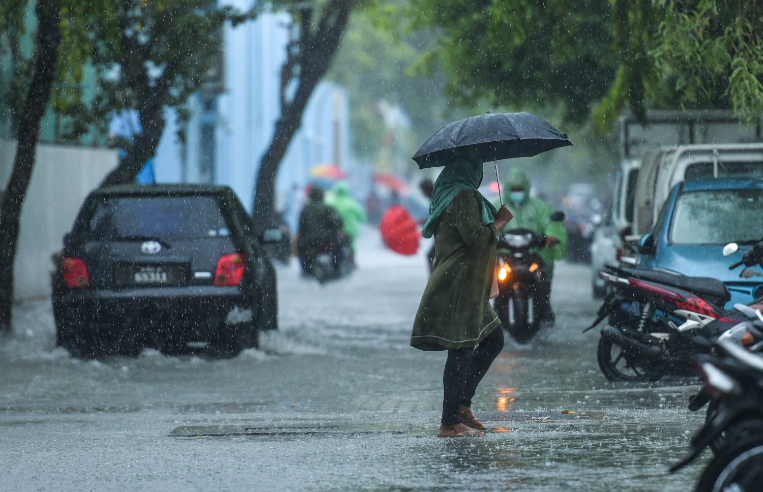 މާލެ- ސެޕްޓެމްބަރު 26، 2021: ހުޅަނގު މޫސުމުގެ ވިއްސާރައާ އެކު މޫސުން ގޯސްވުުން: މޫސުން މިހާ ބޮޑަށް ގޮސްވެފައިވާތީ މެޓުން ވަނީ ކަނޑު ދަތުރުކުރާ މީހުންނާއި ބްރިޖާއި ހައިވޭގައި އުޅޭ މީހުން ވެސް ސަމާލުވުމަށް އިލްތިމާސްކޮށްފައި--. ފޮޓޯ: ނިޝާން އަލީ/ މިހާރު
