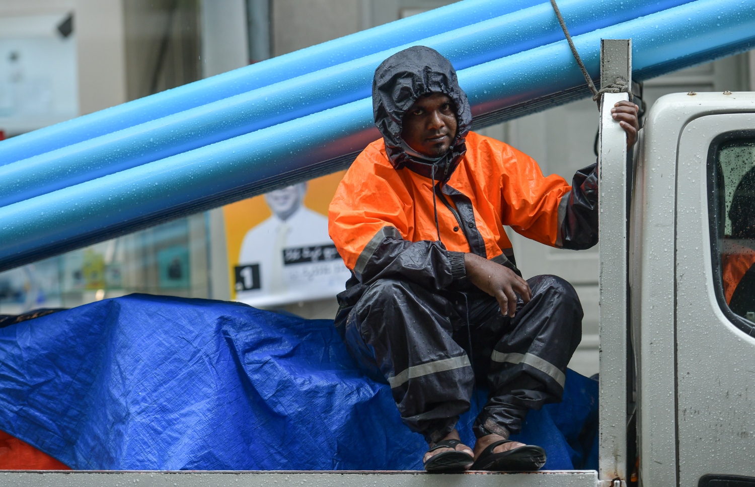 މާލެ- ސެޕްޓެމްބަރު 26، 2021: ހުޅަނގު މޫސުމުގެ ވިއްސާރައާ އެކު މޫސުން ގޯސްވުުން: މޫސުން މިހާ ބޮޑަށް ގޮސްވެފައިވާތީ މެޓުން ވަނީ ކަނޑު ދަތުރުކުރާ މީހުންނާއި ބްރިޖާއި ހައިވޭގައި އުޅޭ މީހުން ވެސް ސަމާލުވުމަށް އިލްތިމާސްކޮށްފައި--. ފޮޓޯ: ނިޝާން އަލީ/ މިހާރު