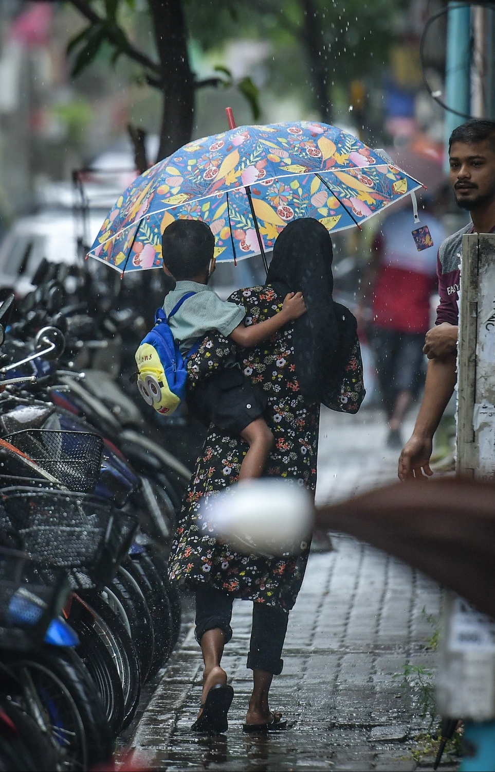 މާލެ- ސެޕްޓެމްބަރު 26، 2021: ހުޅަނގު މޫސުމުގެ ވިއްސާރައާ އެކު މޫސުން ގޯސްވުުން: މޫސުން މިހާ ބޮޑަށް ގޮސްވެފައިވާތީ މެޓުން ވަނީ ކަނޑު ދަތުރުކުރާ މީހުންނާއި ބްރިޖާއި ހައިވޭގައި އުޅޭ މީހުން ވެސް ސަމާލުވުމަށް އިލްތިމާސްކޮށްފައި--. ފޮޓޯ: ނިޝާން އަލީ/ މިހާރު