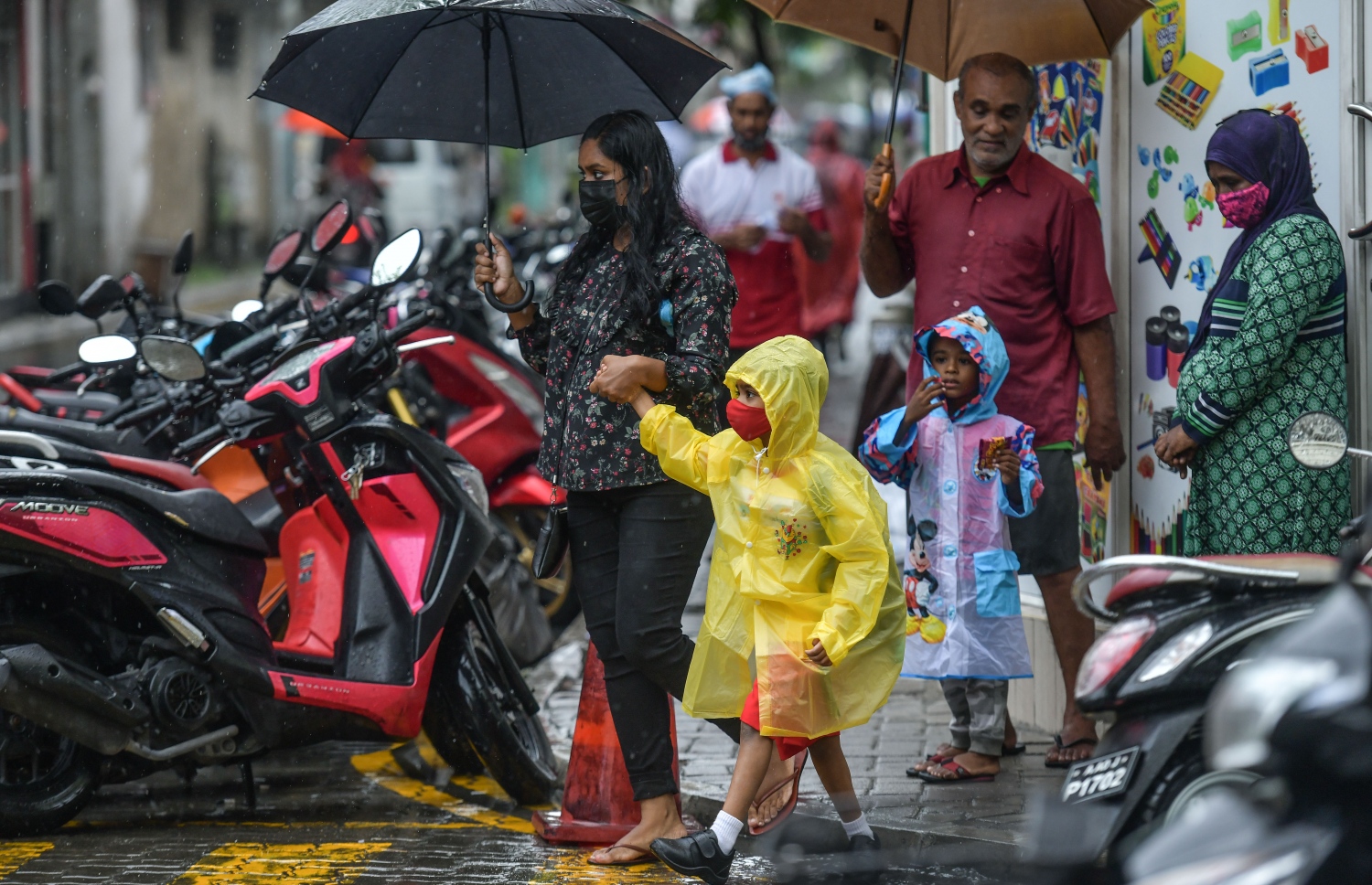 މާލެ- ސެޕްޓެމްބަރު 26، 2021: ހުޅަނގު މޫސުމުގެ ވިއްސާރައާ އެކު މޫސުން ގޯސްވުުން: މޫސުން މިހާ ބޮޑަށް ގޮސްވެފައިވާތީ މެޓުން ވަނީ ކަނޑު ދަތުރުކުރާ މީހުންނާއި ބްރިޖާއި ހައިވޭގައި އުޅޭ މީހުން ވެސް ސަމާލުވުމަށް އިލްތިމާސްކޮށްފައި--. ފޮޓޯ: ނިޝާން އަލީ/ މިހާރު