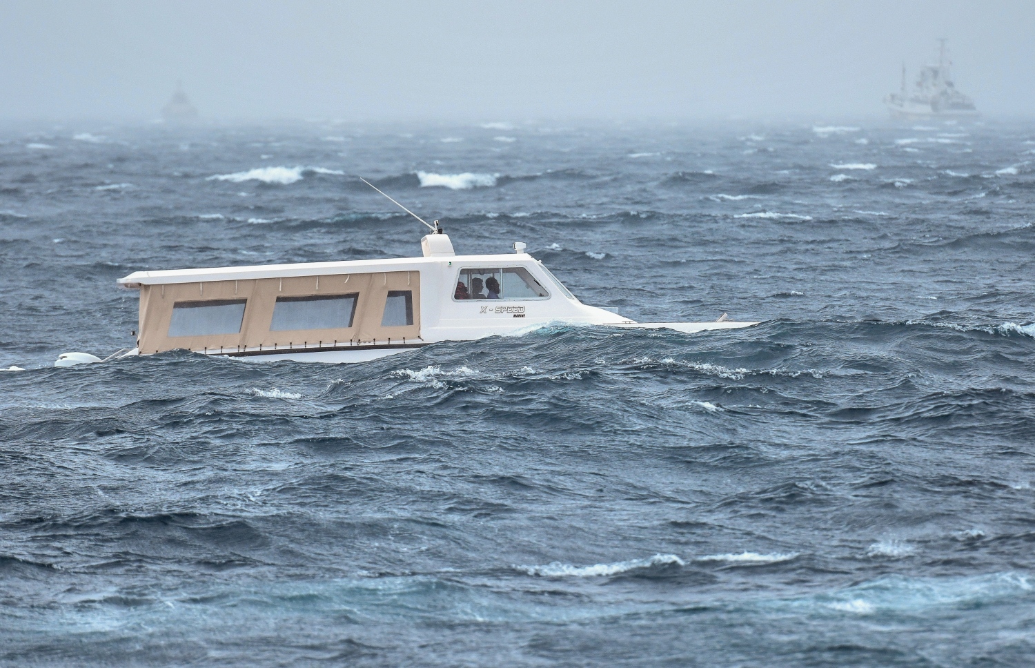 މާލެ- ސެޕްޓެމްބަރު 26، 2021: މިއަދު ހެނދުނު ކޮޅިގަނޑު އައި ވަގުތު މާލެ ފަޅަށް ލޯންޗެއް ވަންނަނީ: މޫސުން މިހާ ބޮޑަށް ގޮސްވެފައިވާތީ މެޓުން ވަނީ ކަނޑު ދަތުރުކުރާ މީހުންނާއި ބްރިޖާއި ހައިވޭގައި އުޅޭ މީހުން ވެސް ސަމާލުވުމަށް އިލްތިމާސްކޮށްފައި--. ފޮޓޯ: ނިޝާން އަލީ/ މިހާރު