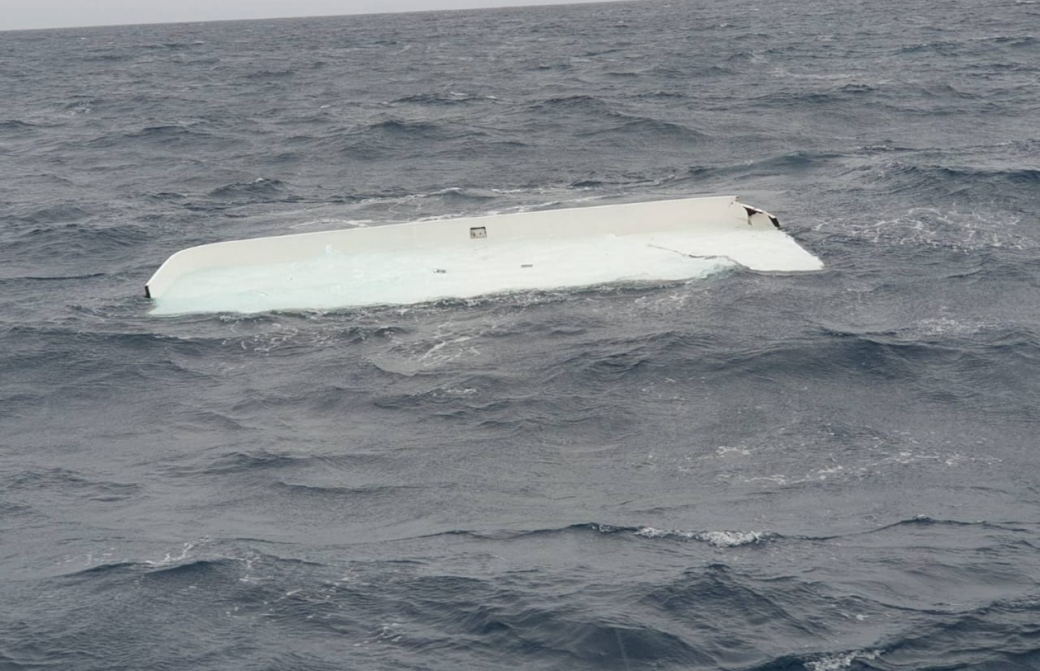 "ހޭންޑީ ކްރޫޒާ" ސަފާރީގެ ބައެއް ފެންމައްޗަށް އަރާފައި: އެ ސަފާރީން ދަތުރު ކުރި ސްރީލަންކާ މީހަކު ވަނީ މަރުވެފައި -- ފޮޓޯ:އެމްއެމްޑީއެފް