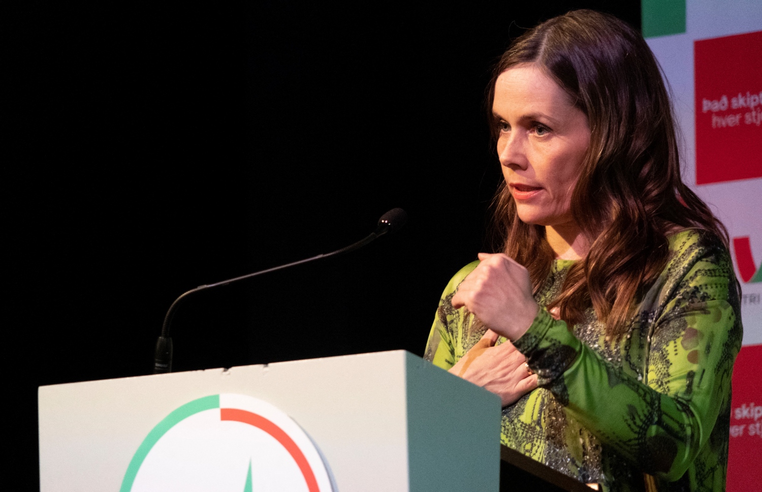 ސެޕްޓެމްބަރ 25، 2021؛ އައިސްލޭންޑްގެ ގާނޫނު ހަދާ މަޖިލީހަށް މެމްބަރުން އިންތިހާބު ކުރުމަށް ބޭއްވި އިންތިހާބުގެ ވަގުތީ ނަތީޖާ އިއުލާންކުރަމުން ދިޔަ އިރު، އެ ގައުމުގެ ބޮޑުވަޒީރު ކެޓްރިން ޖެކޮބްސްދޮތީރް އޭނާގެ ސަޕޯޓަރުންނާ ބައްދަލުކުރައްވަނީ. --އޭއެފްޕީ