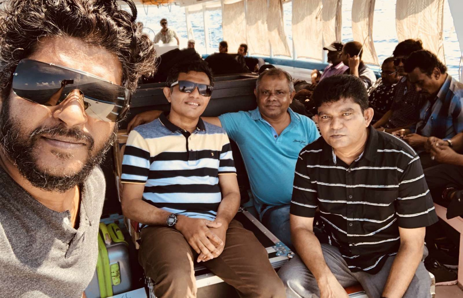 މިއުޒީޝަނުންތަކެއް ކ. ހިންމަފުއްޓަށް އޭޕްރީލް، 2018 ގައި ކުރި ދަތުރުގައި ޝަހުބާން (ކ-2) އޭނާގެ ރަހުމަތްތެރިންނާއެކު: ސްޓްރޯކެއް ޖެހިގެން ވެސް އޭނާ މީގެ ކުރިން ފަރުވާ ހޯދި.-