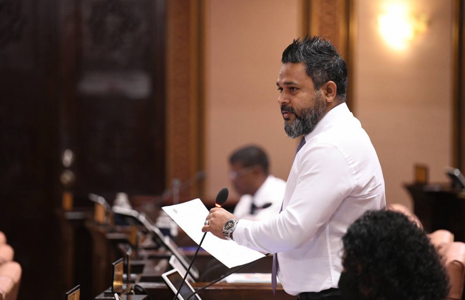 ނައިފަރު ދާއިރާގެ މެމްބަރު އަހުމަދު ޝިޔާމް މަޖިލީހުގެ ޖަލްސާއެއްގައި ވާހަކަަދައްކަވަަނީ. އޭނާ މިއަދު ވިދާޅުވީ ފައިސާ ޗާޕްކޮށްގެން ސަރުކާރުން ހަރަދުކުރަނީ ރަނގަޅަށް ނޫންކަމަށް.. ފޮޓޯ: ރައްްޔިތުންގެ މަޖިލިސް.