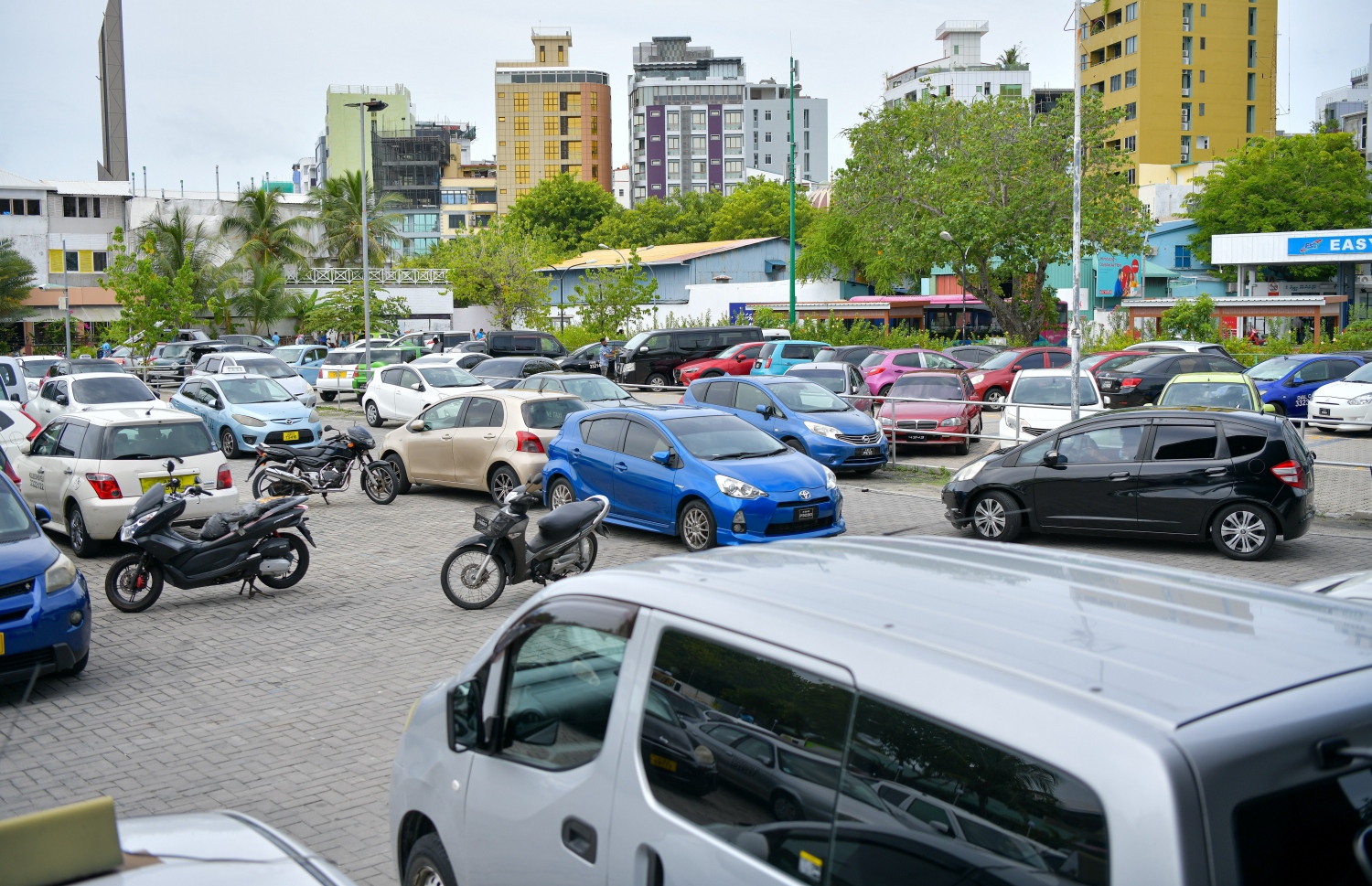 މާލެ: ސެޕްޓެމްބަރު 27، 2021- އަލިމަސް ކާނިވާ ސަރަހައްދަކީ ކެފޭ/ރެސްޓޯރަންޓްތައް ގިނަ އަދަދަކަށް ހުންނަ ތަނަކަށް ވިޔަސް އެ ސަރަހައްދުގައި އަޑިގުޑަންތައް ހެދިފައިވުމާއި ވާރޭ ވެހޭ ދުވަސްވަސްރު ފެންބޮޑުވެ އެތައް ބަޔަކަށް ބޮޑެތި ތަކުލީފުތަކެއް ކުރިމަތިވަމުން ދިޔަ އިރު އެކަން ހައްލުކުރަން މިހާތަނަށް މާ ބޮޑު ކަމެއް ނުކުރެވޭ. އެކަމަކު، މާލޭ ސިޓީ ކައުންސިލުން މިހާރު ވަނީ އެ ތަނުގައި ގާ އަތުރައި ރީތި ކުރުމުގެ މަސައްކަތް ފަށާފައި. މީހުން ހިނގާނެ ވަކި ޕޭވްމަންޓެއް ހަދައި, ވެހިކަލްތައް ޕާކްކުރާނެ ތަންތަން ކާނިވާ ސަރަހައްދުގައި ވަނީ ވަކިން ހަދަން ވަނީ ނިންމާފައި. އެއީ ކޮންމެ ދުވަހަކު އެތައް ބަޔަކު ވަދެނުކުމެ އުޅޭ ސަރަހައްދެއް ކަމަށް ވިޔަސް މިހާ ހިސާބަށް ވެސް އެތަން އޮތީ އަޅާނުލައި ދޫކޮށްލާފައި. ---ފޮޓޯތައް: އަހުމަދު އަވްޝަން/ މިހާރު