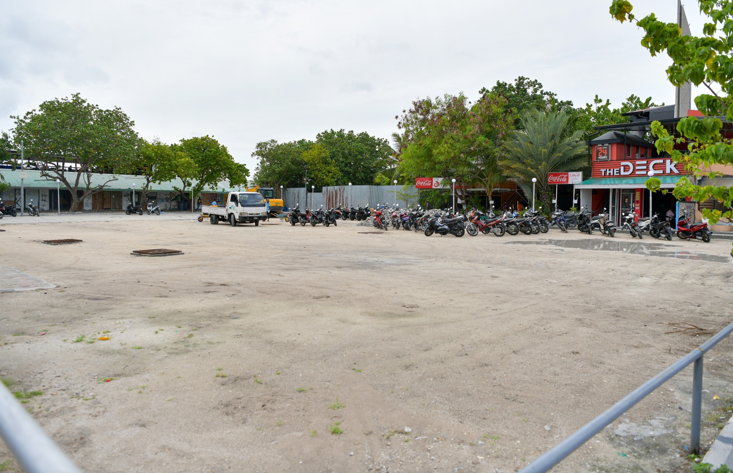 މާލެ: ސެޕްޓެމްބަރު 27، 2021- އަލިމަސް ކާނިވާ ސަރަހައްދަކީ ކެފޭ/ރެސްޓޯރަންޓްތައް ގިނަ އަދަދަކަށް ހުންނަ ތަނަކަށް ވިޔަސް އެ ސަރަހައްދުގައި އަޑިގުޑަންތައް ހެދިފައިވުމާއި ވާރޭ ވެހޭ ދުވަސްވަސްރު ފެންބޮޑުވެ އެތައް ބަޔަކަށް ބޮޑެތި ތަކުލީފުތަކެއް ކުރިމަތިވަމުން ދިޔަ އިރު އެކަން ހައްލުކުރަން މިހާތަނަށް މާ ބޮޑު ކަމެއް ނުކުރެވޭ. އެކަމަކު، މާލޭ ސިޓީ ކައުންސިލުން މިހާރު ވަނީ އެ ތަނުގައި ގާ އަތުރައި ރީތި ކުރުމުގެ މަސައްކަތް ފަށާފައި. މީހުން ހިނގާނެ ވަކި ޕޭވްމަންޓެއް ހަދައި, ވެހިކަލްތައް ޕާކްކުރާނެ ތަންތަން ކާނިވާ ސަރަހައްދުގައި ވަނީ ވަކިން ހަދަން ވަނީ ނިންމާފައި. އެއީ ކޮންމެ ދުވަހަކު އެތައް ބަޔަކު ވަދެނުކުމެ އުޅޭ ސަރަހައްދެއް ކަމަށް ވިޔަސް މިހާ ހިސާބަށް ވެސް އެތަން އޮތީ އަޅާނުލައި ދޫކޮށްލާފައި. ---ފޮޓޯތައް: އަހުމަދު އަވްޝަން/ މިހާރު