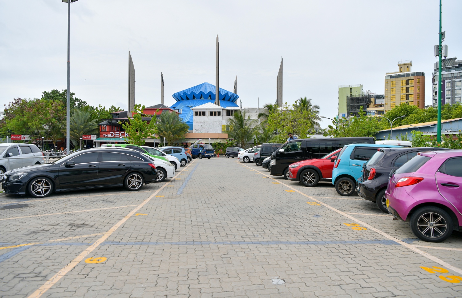 މާލެ: ސެޕްޓެމްބަރު 27، 2021- އަލިމަސް ކާނިވާ ސަރަހައްދަކީ ކެފޭ/ރެސްޓޯރަންޓްތައް ގިނަ އަދަދަކަށް ހުންނަ ތަނަކަށް ވިޔަސް އެ ސަރަހައްދުގައި އަޑިގުޑަންތައް ހެދިފައިވުމާއި ވާރޭ ވެހޭ ދުވަސްވަސްރު ފެންބޮޑުވެ އެތައް ބަޔަކަށް ބޮޑެތި ތަކުލީފުތަކެއް ކުރިމަތިވަމުން ދިޔަ އިރު އެކަން ހައްލުކުރަން މިހާތަނަށް މާ ބޮޑު ކަމެއް ނުކުރެވޭ. އެކަމަކު، މާލޭ ސިޓީ ކައުންސިލުން މިހާރު ވަނީ އެ ތަނުގައި ގާ އަތުރައި ރީތި ކުރުމުގެ މަސައްކަތް ފަށާފައި. މީހުން ހިނގާނެ ވަކި ޕޭވްމަންޓެއް ހަދައި, ވެހިކަލްތައް ޕާކްކުރާނެ ތަންތަން ކާނިވާ ސަރަހައްދުގައި ވަނީ ވަކިން ހަދަން ވަނީ ނިންމާފައި. އެއީ ކޮންމެ ދުވަހަކު އެތައް ބަޔަކު ވަދެނުކުމެ އުޅޭ ސަރަހައްދެއް ކަމަށް ވިޔަސް މިހާ ހިސާބަށް ވެސް އެތަން އޮތީ އަޅާނުލައި ދޫކޮށްލާފައި. ---ފޮޓޯތައް: އަހުމަދު އަވްޝަން/ މިހާރު