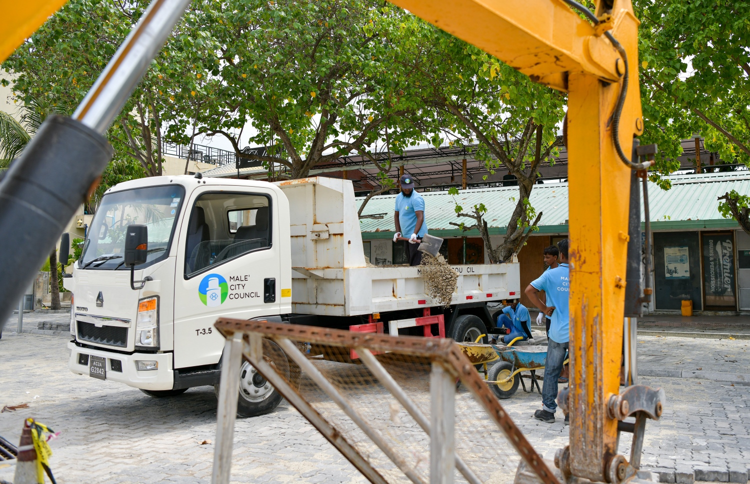 މާލެ: ސެޕްޓެމްބަރު 27، 2021- އަލިމަސް ކާނިވާ ސަރަހައްދަކީ ކެފޭ/ރެސްޓޯރަންޓްތައް ގިނަ އަދަދަކަށް ހުންނަ ތަނަކަށް ވިޔަސް އެ ސަރަހައްދުގައި އަޑިގުޑަންތައް ހެދިފައިވުމާއި ވާރޭ ވެހޭ ދުވަސްވަސްރު ފެންބޮޑުވެ އެތައް ބަޔަކަށް ބޮޑެތި ތަކުލީފުތަކެއް ކުރިމަތިވަމުން ދިޔަ އިރު އެކަން ހައްލުކުރަން މިހާތަނަށް މާ ބޮޑު ކަމެއް ނުކުރެވޭ. އެކަމަކު، މާލޭ ސިޓީ ކައުންސިލުން މިހާރު ވަނީ އެ ތަނުގައި ގާ އަތުރައި ރީތި ކުރުމުގެ މަސައްކަތް ފަށާފައި. މީހުން ހިނގާނެ ވަކި ޕޭވްމަންޓެއް ހަދައި, ވެހިކަލްތައް ޕާކްކުރާނެ ތަންތަން ކާނިވާ ސަރަހައްދުގައި ވަނީ ވަކިން ހަދަން ވަނީ ނިންމާފައި. އެއީ ކޮންމެ ދުވަހަކު އެތައް ބަޔަކު ވަދެނުކުމެ އުޅޭ ސަރަހައްދެއް ކަމަށް ވިޔަސް މިހާ ހިސާބަށް ވެސް އެތަން އޮތީ އަޅާނުލައި ދޫކޮށްލާފައި. ---ފޮޓޯތައް: އަހުމަދު އަވްޝަން/ މިހާރު