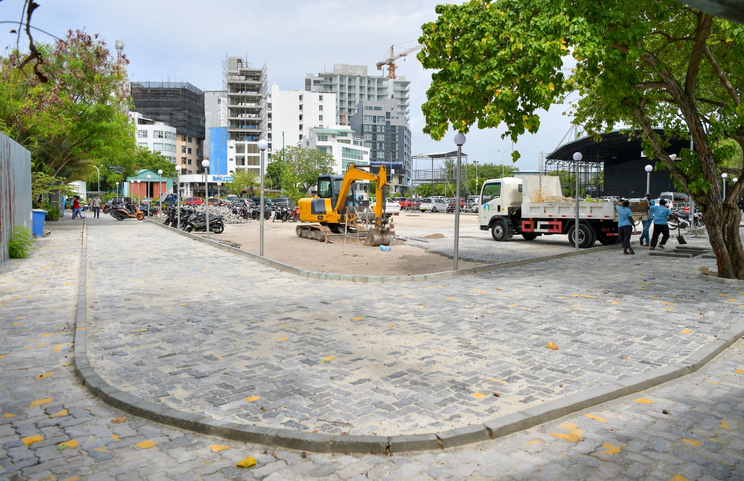 މާލެ: ސެޕްޓެމްބަރު 27، 2021- އަލިމަސް ކާނިވާ ސަރަހައްދަކީ ކެފޭ/ރެސްޓޯރަންޓްތައް ގިނަ އަދަދަކަށް ހުންނަ ތަނަކަށް ވިޔަސް އެ ސަރަހައްދުގައި އަޑިގުޑަންތައް ހެދިފައިވުމާއި ވާރޭ ވެހޭ ދުވަސްވަސްރު ފެންބޮޑުވެ އެތައް ބަޔަކަށް ބޮޑެތި ތަކުލީފުތަކެއް ކުރިމަތިވަމުން ދިޔަ އިރު އެކަން ހައްލުކުރަން މިހާތަނަށް މާ ބޮޑު ކަމެއް ނުކުރެވޭ. އެކަމަކު، މާލޭ ސިޓީ ކައުންސިލުން މިހާރު ވަނީ އެ ތަނުގައި ގާ އަތުރައި ރީތި ކުރުމުގެ މަސައްކަތް ފަށާފައި. މީހުން ހިނގާނެ ވަކި ޕޭވްމަންޓެއް ހަދައި, ވެހިކަލްތައް ޕާކްކުރާނެ ތަންތަން ކާނިވާ ސަރަހައްދުގައި ވަނީ ވަކިން ހަދަން ވަނީ ނިންމާފައި. އެއީ ކޮންމެ ދުވަހަކު އެތައް ބަޔަކު ވަދެނުކުމެ އުޅޭ ސަރަހައްދެއް ކަމަށް ވިޔަސް މިހާ ހިސާބަށް ވެސް އެތަން އޮތީ އަޅާނުލައި ދޫކޮށްލާފައި. ---ފޮޓޯތައް: އަހުމަދު އަވްޝަން/ މިހާރު