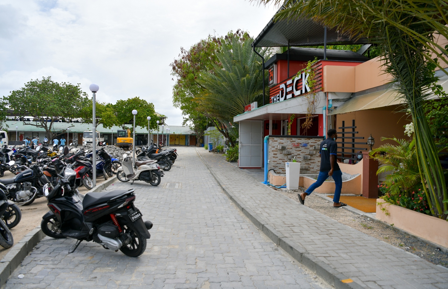 މާލެ: ސެޕްޓެމްބަރު 27، 2021- އަލިމަސް ކާނިވާ ސަރަހައްދަކީ ކެފޭ/ރެސްޓޯރަންޓްތައް ގިނަ އަދަދަކަށް ހުންނަ ތަނަކަށް ވިޔަސް އެ ސަރަހައްދުގައި އަޑިގުޑަންތައް ހެދިފައިވުމާއި ވާރޭ ވެހޭ ދުވަސްވަސްރު ފެންބޮޑުވެ އެތައް ބަޔަކަށް ބޮޑެތި ތަކުލީފުތަކެއް ކުރިމަތިވަމުން ދިޔަ އިރު އެކަން ހައްލުކުރަން މިހާތަނަށް މާ ބޮޑު ކަމެއް ނުކުރެވޭ. އެކަމަކު، މާލޭ ސިޓީ ކައުންސިލުން މިހާރު ވަނީ އެ ތަނުގައި ގާ އަތުރައި ރީތި ކުރުމުގެ މަސައްކަތް ފަށާފައި. މީހުން ހިނގާނެ ވަކި ޕޭވްމަންޓެއް ހަދައި, ވެހިކަލްތައް ޕާކްކުރާނެ ތަންތަން ކާނިވާ ސަރަހައްދުގައި ވަނީ ވަކިން ހަދަން ވަނީ ނިންމާފައި. އެއީ ކޮންމެ ދުވަހަކު އެތައް ބަޔަކު ވަދެނުކުމެ އުޅޭ ސަރަހައްދެއް ކަމަށް ވިޔަސް މިހާ ހިސާބަށް ވެސް އެތަން އޮތީ އަޅާނުލައި ދޫކޮށްލާފައި. ---ފޮޓޯތައް: އަހުމަދު އަވްޝަން/ މިހާރު