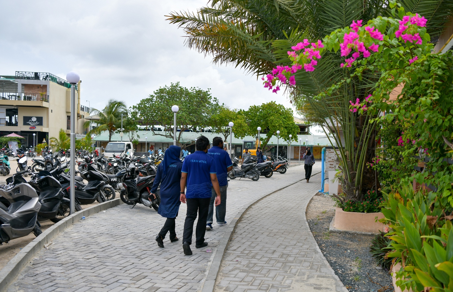 މާލެ: ސެޕްޓެމްބަރު 27، 2021- އަލިމަސް ކާނިވާ ސަރަހައްދަކީ ކެފޭ/ރެސްޓޯރަންޓްތައް ގިނަ އަދަދަކަށް ހުންނަ ތަނަކަށް ވިޔަސް އެ ސަރަހައްދުގައި އަޑިގުޑަންތައް ހެދިފައިވުމާއި ވާރޭ ވެހޭ ދުވަސްވަސްރު ފެންބޮޑުވެ އެތައް ބަޔަކަށް ބޮޑެތި ތަކުލީފުތަކެއް ކުރިމަތިވަމުން ދިޔަ އިރު އެކަން ހައްލުކުރަން މިހާތަނަށް މާ ބޮޑު ކަމެއް ނުކުރެވޭ. އެކަމަކު، މާލޭ ސިޓީ ކައުންސިލުން މިހާރު ވަނީ އެ ތަނުގައި ގާ އަތުރައި ރީތި ކުރުމުގެ މަސައްކަތް ފަށާފައި. މީހުން ހިނގާނެ ވަކި ޕޭވްމަންޓެއް ހަދައި, ވެހިކަލްތައް ޕާކްކުރާނެ ތަންތަން ކާނިވާ ސަރަހައްދުގައި ވަނީ ވަކިން ހަދަން ވަނީ ނިންމާފައި. އެއީ ކޮންމެ ދުވަހަކު އެތައް ބަޔަކު ވަދެނުކުމެ އުޅޭ ސަރަހައްދެއް ކަމަށް ވިޔަސް މިހާ ހިސާބަށް ވެސް އެތަން އޮތީ އަޅާނުލައި ދޫކޮށްލާފައި. ---ފޮޓޯތައް: އަހުމަދު އަވްޝަން/ މިހާރު