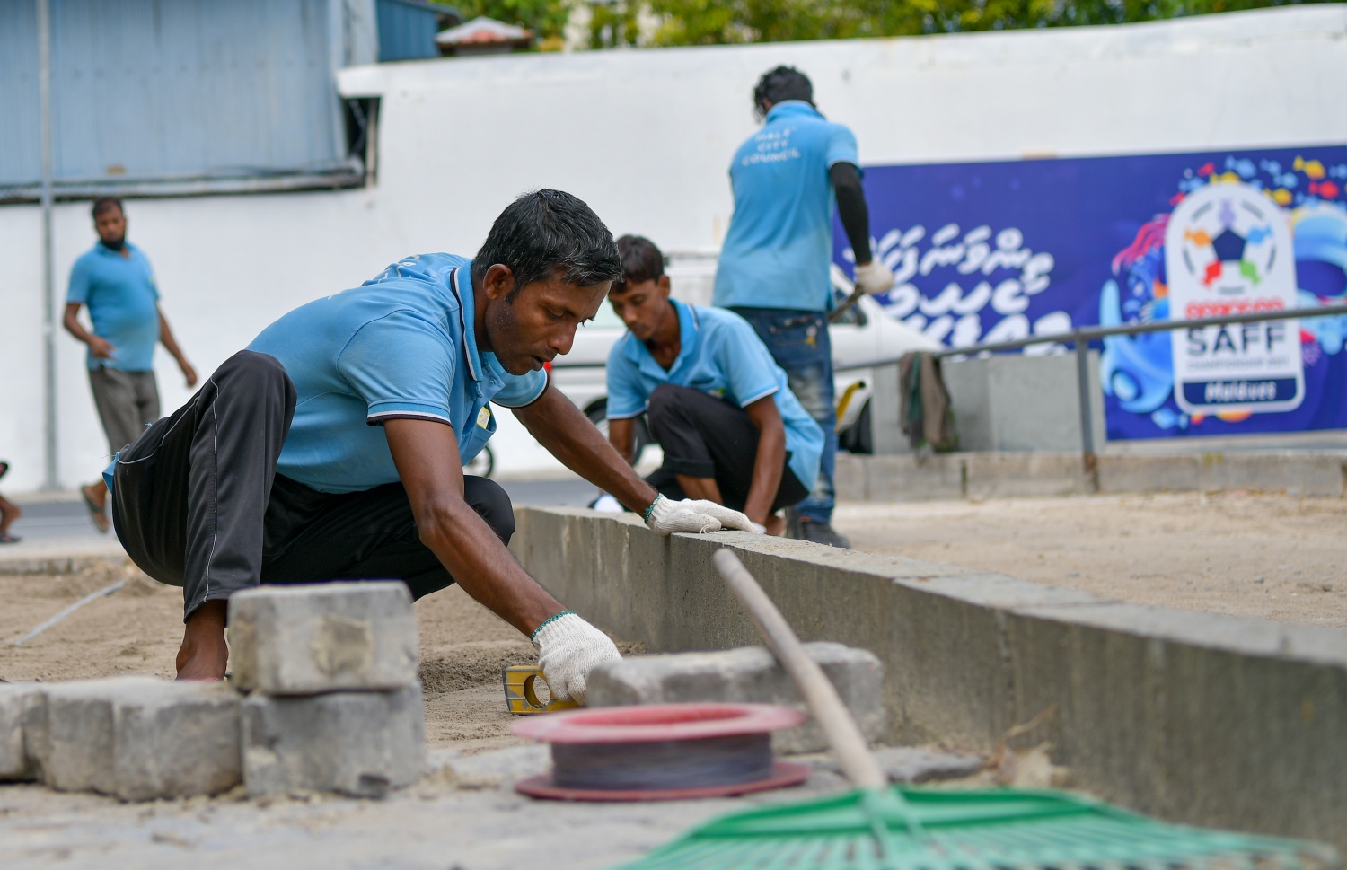 މާލެ: ސެޕްޓެމްބަރު 27، 2021- އަލިމަސް ކާނިވާ ސަރަހައްދަކީ ކެފޭ/ރެސްޓޯރަންޓްތައް ގިނަ އަދަދަކަށް ހުންނަ ތަނަކަށް ވިޔަސް އެ ސަރަހައްދުގައި އަޑިގުޑަންތައް ހެދިފައިވުމާއި ވާރޭ ވެހޭ ދުވަސްވަސްރު ފެންބޮޑުވެ އެތައް ބަޔަކަށް ބޮޑެތި ތަކުލީފުތަކެއް ކުރިމަތިވަމުން ދިޔަ އިރު އެކަން ހައްލުކުރަން މިހާތަނަށް މާ ބޮޑު ކަމެއް ނުކުރެވޭ. އެކަމަކު، މާލޭ ސިޓީ ކައުންސިލުން މިހާރު ވަނީ އެ ތަނުގައި ގާ އަތުރައި ރީތި ކުރުމުގެ މަސައްކަތް ފަށާފައި. މީހުން ހިނގާނެ ވަކި ޕޭވްމަންޓެއް ހަދައި, ވެހިކަލްތައް ޕާކްކުރާނެ ތަންތަން ކާނިވާ ސަރަހައްދުގައި ވަނީ ވަކިން ހަދަން ވަނީ ނިންމާފައި. އެއީ ކޮންމެ ދުވަހަކު އެތައް ބަޔަކު ވަދެނުކުމެ އުޅޭ ސަރަހައްދެއް ކަމަށް ވިޔަސް މިހާ ހިސާބަށް ވެސް އެތަން އޮތީ އަޅާނުލައި ދޫކޮށްލާފައި. ---ފޮޓޯތައް: އަހުމަދު އަވްޝަން/ މިހާރު