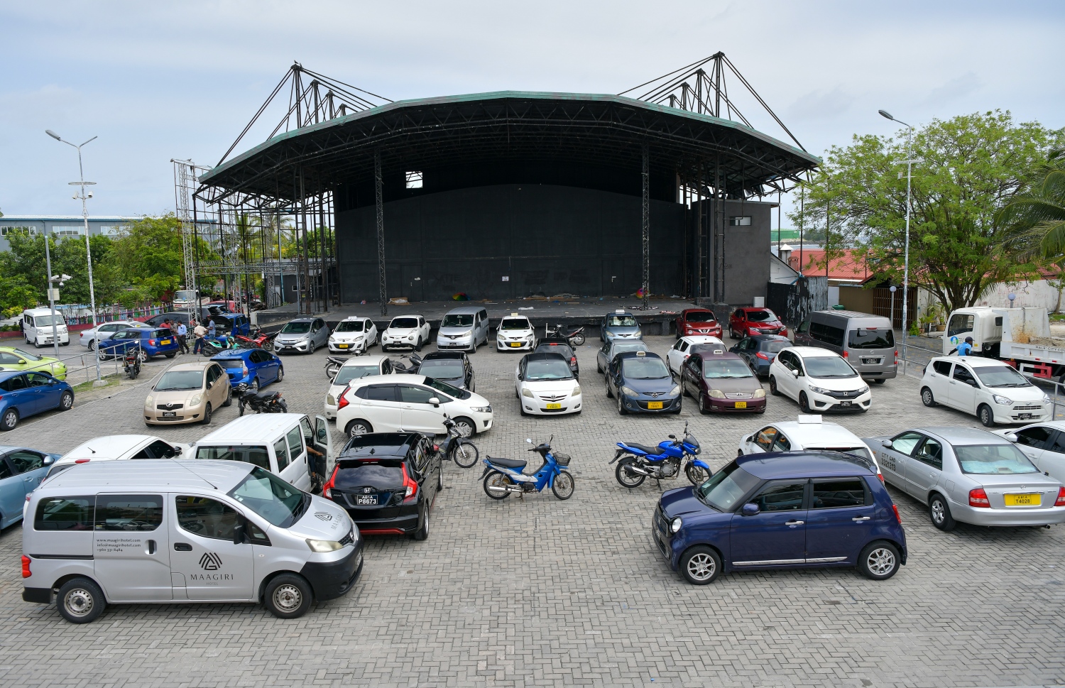 މާލެ: ސެޕްޓެމްބަރު 27، 2021- އަލިމަސް ކާނިވާ ސަރަހައްދަކީ ކެފޭ/ރެސްޓޯރަންޓްތައް ގިނަ އަދަދަކަށް ހުންނަ ތަނަކަށް ވިޔަސް އެ ސަރަހައްދުގައި އަޑިގުޑަންތައް ހެދިފައިވުމާއި ވާރޭ ވެހޭ ދުވަސްވަސްރު ފެންބޮޑުވެ އެތައް ބަޔަކަށް ބޮޑެތި ތަކުލީފުތަކެއް ކުރިމަތިވަމުން ދިޔަ އިރު އެކަން ހައްލުކުރަން މިހާތަނަށް މާ ބޮޑު ކަމެއް ނުކުރެވޭ. އެކަމަކު، މާލޭ ސިޓީ ކައުންސިލުން މިހާރު ވަނީ އެ ތަނުގައި ގާ އަތުރައި ރީތި ކުރުމުގެ މަސައްކަތް ފަށާފައި. މީހުން ހިނގާނެ ވަކި ޕޭވްމަންޓެއް ހަދައި, ވެހިކަލްތައް ޕާކްކުރާނެ ތަންތަން ކާނިވާ ސަރަހައްދުގައި ވަނީ ވަކިން ހަދަން ވަނީ ނިންމާފައި. އެއީ ކޮންމެ ދުވަހަކު އެތައް ބަޔަކު ވަދެނުކުމެ އުޅޭ ސަރަހައްދެއް ކަމަށް ވިޔަސް މިހާ ހިސާބަށް ވެސް އެތަން އޮތީ އަޅާނުލައި ދޫކޮށްލާފައި. ---ފޮޓޯތައް: އަހުމަދު އަވްޝަން/ މިހާރު