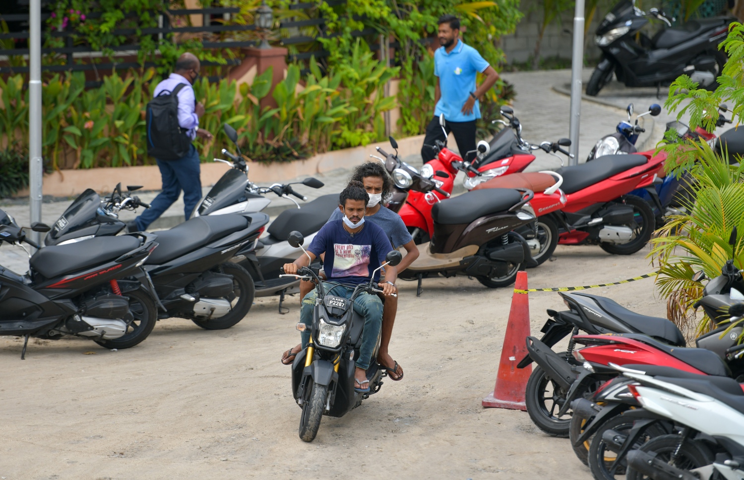 މާލެ: ސެޕްޓެމްބަރު 27، 2021- އަލިމަސް ކާނިވާ ސަރަހައްދަކީ ކެފޭ/ރެސްޓޯރަންޓްތައް ގިނަ އަދަދަކަށް ހުންނަ ތަނަކަށް ވިޔަސް އެ ސަރަހައްދުގައި އަޑިގުޑަންތައް ހެދިފައިވުމާއި ވާރޭ ވެހޭ ދުވަސްވަސްރު ފެންބޮޑުވެ އެތައް ބަޔަކަށް ބޮޑެތި ތަކުލީފުތަކެއް ކުރިމަތިވަމުން ދިޔަ އިރު އެކަން ހައްލުކުރަން މިހާތަނަށް މާ ބޮޑު ކަމެއް ނުކުރެވޭ. އެކަމަކު، މާލޭ ސިޓީ ކައުންސިލުން މިހާރު ވަނީ އެ ތަނުގައި ގާ އަތުރައި ރީތި ކުރުމުގެ މަސައްކަތް ފަށާފައި. މީހުން ހިނގާނެ ވަކި ޕޭވްމަންޓެއް ހަދައި, ވެހިކަލްތައް ޕާކްކުރާނެ ތަންތަން ކާނިވާ ސަރަހައްދުގައި ވަނީ ވަކިން ހަދަން ވަނީ ނިންމާފައި. އެއީ ކޮންމެ ދުވަހަކު އެތައް ބަޔަކު ވަދެނުކުމެ އުޅޭ ސަރަހައްދެއް ކަމަށް ވިޔަސް މިހާ ހިސާބަށް ވެސް އެތަން އޮތީ އަޅާނުލައި ދޫކޮށްލާފައި. ---ފޮޓޯތައް: އަހުމަދު އަވްޝަން/ މިހާރު