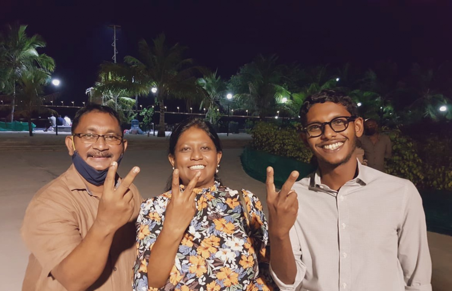 ޝިފާގެ ކެމްޕޭންގައި ޕާޓީގެ މެމްބަރުންތަކަކާ އެކު: އޭނާ ގޮނޑި ކާމިޔާބު ކުރެއްވީ ސްޓޭޓް މިނިސްޓަރު އަކްރަމް ކަމާލުއްދީންއާ ވާދަކުރައްވައި.