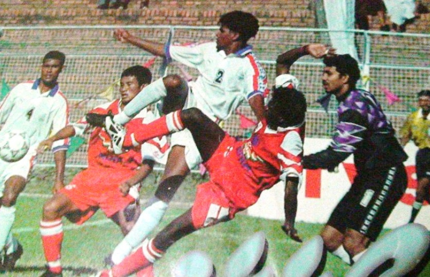 އަސްލަމް (ކ) 1997 ގެ ސާފް ޗެމްޕިއަންޝިޕްގައި ކުޅެނީ