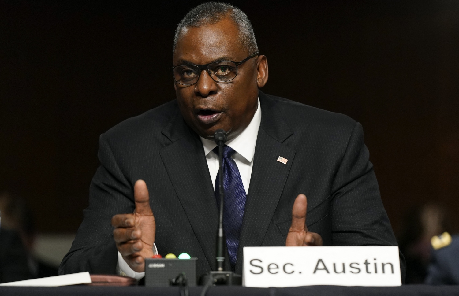 އެމެރިކާގެ ދިފާއީ ވަޒީރު ލޮއިޑް އޮސްޓިން، ސެނެޓްގެ ކޮމިޓީ ބައްދަލުވުމުގައި ވާހަކަ ދައްކަވަނީ. --އޭއެފްޕީ