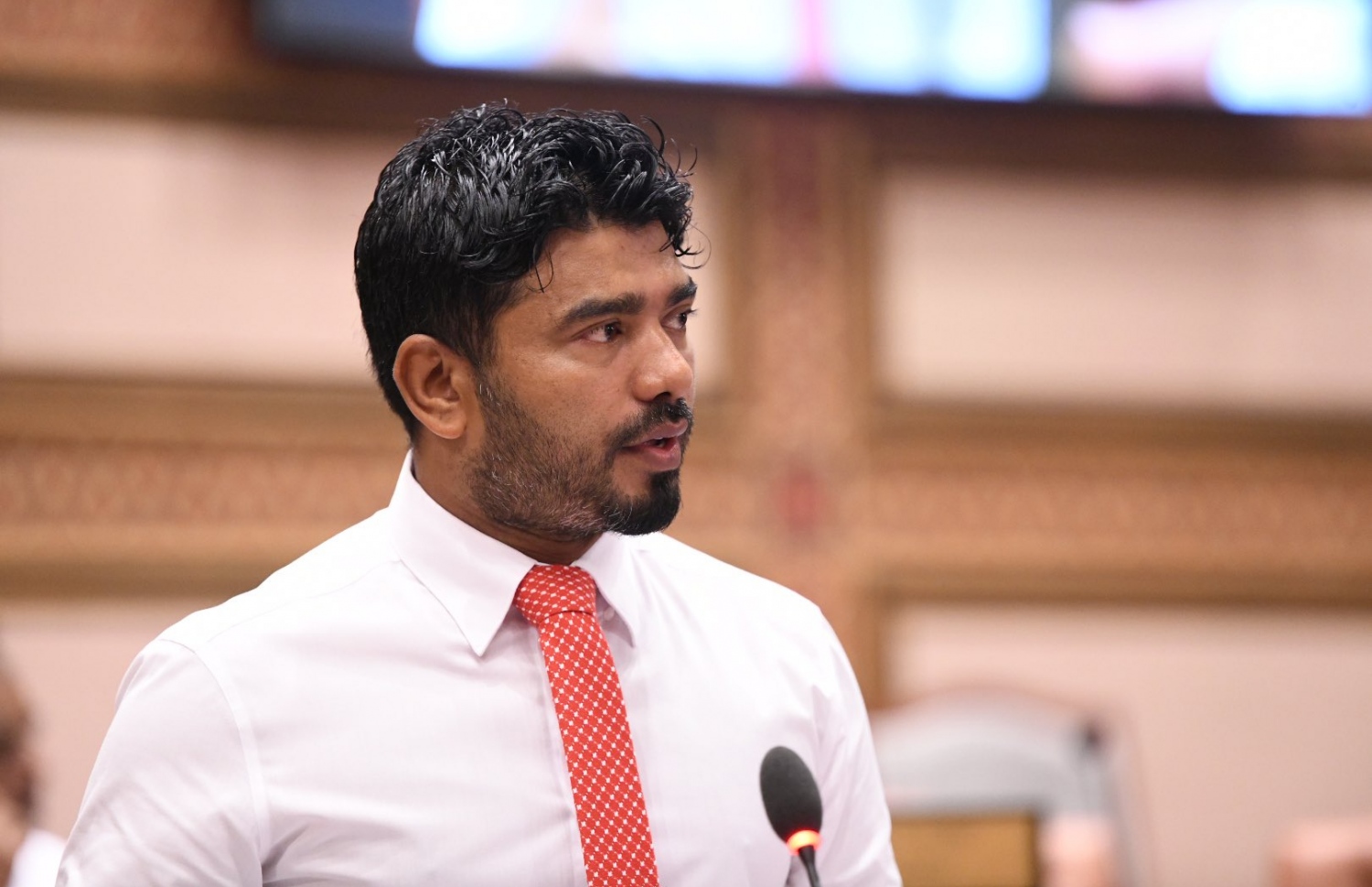 ދިއްދޫ ދާއިރާގެ މެންބަރު އަބްދުﷲ ވަހީދު ރައްޔިތުންގެ މަޖިލީހުގެ މިއަދުގެ ޖަލްސާގައި ހަޔާ އެޑިއުކެޝަން މިނިސްޓަރާ ސުވާލު ކުރައްވަނީ--- ފޮޓޯ:މަޖިލިސް