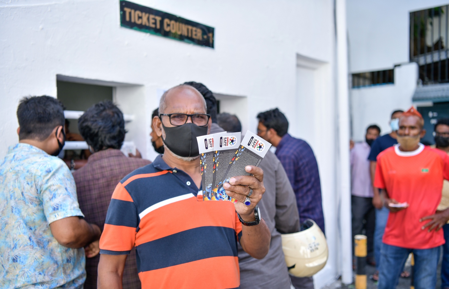 ކުރިން ކުޅުނު މެޗެއްގައި ޓިކެޓް ގަތް މީހަކު އުފުލުން. މިފަހަރު މީހަކަށް ވިއްކާނީ ދެ ޓިކެޓް --- ފޮޓޯ: ނިޝާން އަލީ | މިހާރު