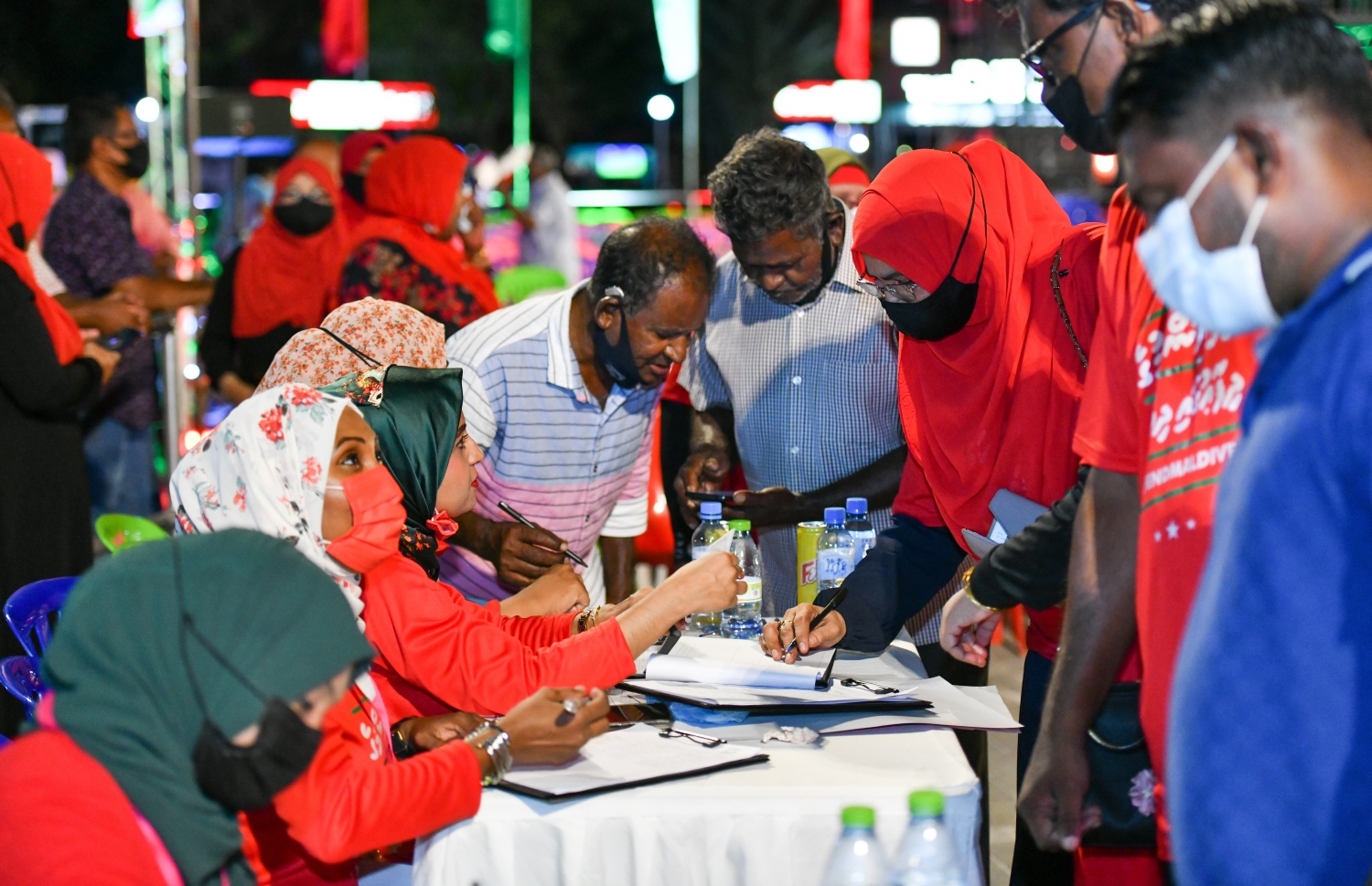 އިންޑިއާގެ ސިފައިންނާ ދެކޮޅު ޕެޓިޝަންގައި ސޮއިކުރުން އިދިކޮޅުން ކުރިއަށް ގެންދަނީ.---ފޮޓޯ: އަހުމަދު އަވްޝަން/މިހާރު