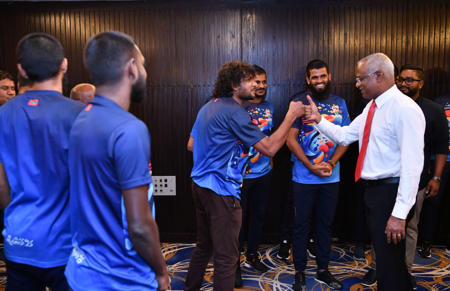 މާލެ - ސެޕްޓެމްބަރު 30 : ރައީސް އިބްރާހިމް މުހައްމަދު ސޯލިހު ގައުމީ ފުޓުބޯޅަ ޓީމާ ބައްދަލު ކުރެއްވުމަށް ހޮޓެލް ޖެން އަށް ވަޑައިގެން ބޭއްވި ރަސްމިއްޔާތުގައި ޓީމުގެ މެނޭޖަރު ޝިބާއާ ސަލާމް ކުރައްވަނީ. --ފޮޓޯ:ރައީސް އޮފީސް