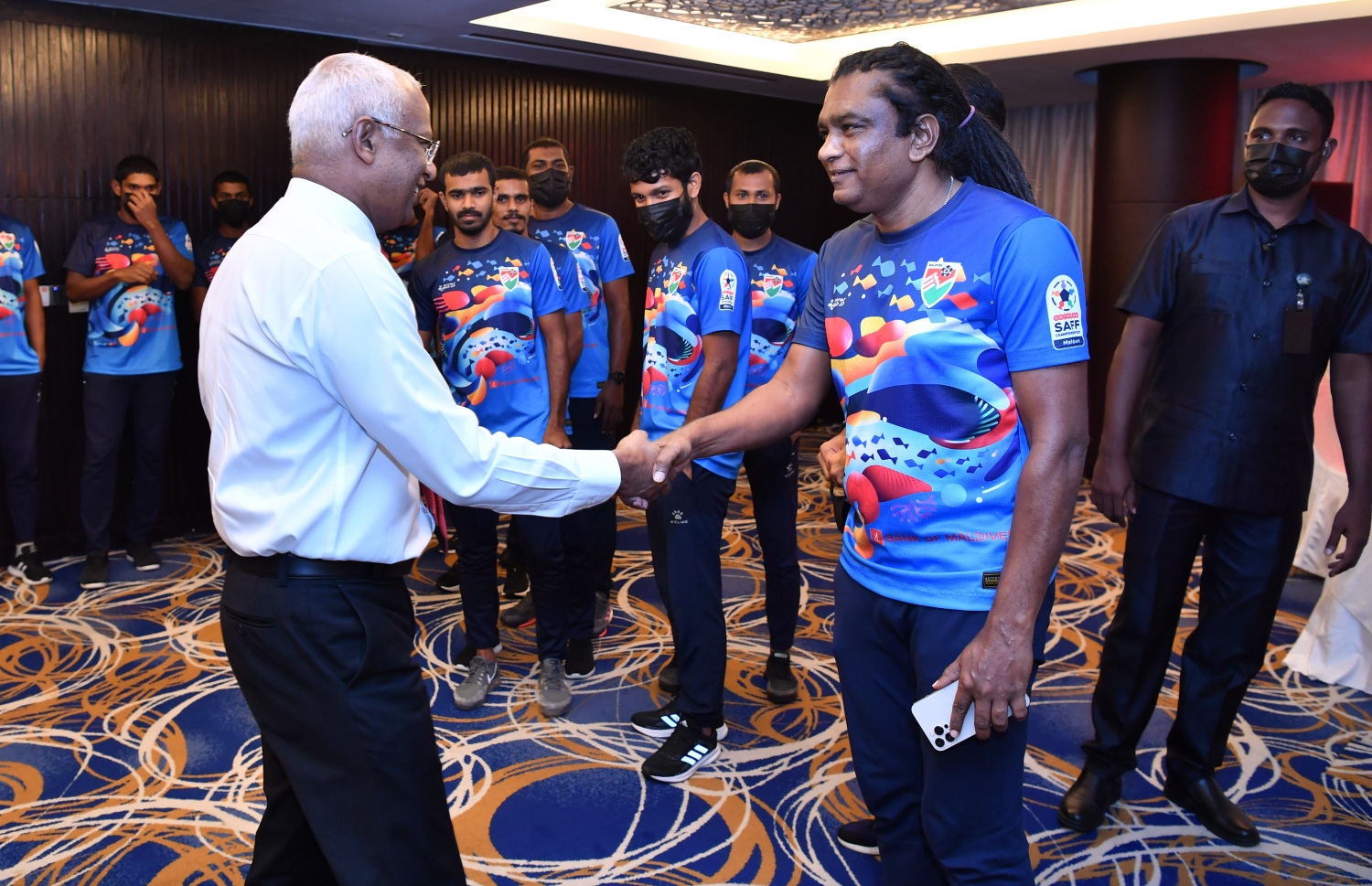 މާލެ - ސެޕްޓެމްބަރު 30 : ރައީސް އިބްރާހިމް މުހައްމަދު ސޯލިހު ގައުމީ ފުޓުބޯޅަ ޓީމާ ބައްދަލު ކުރެއްވުމަށް ހޮޓެލް ޖެން އަށް ވަޑައިގެން ބޭއްވި ރަސްމިއްޔާތުގައި ޓީމުގެ ކޯޗު އަލީ ސުޒޭންއާ ސަލާމް ކުރައްވަނީ. --ފޮޓޯ:ރައީސް އޮފީސް