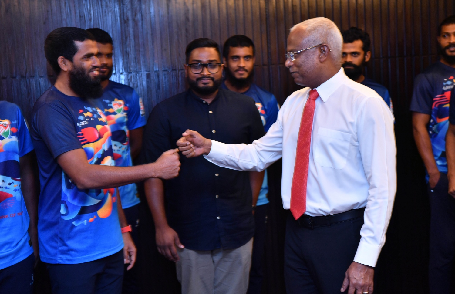 މާލެ - ސެޕްޓެމްބަރު 30 : ރައީސް އިބްރާހިމް މުހައްމަދު ސޯލިހު ގައުމީ ފުޓުބޯޅަ ޓީމާ ބައްދަލު ކުރެއްވުމަށް ހޮޓެލް ޖެން އަށް ވަޑައިގެން ޓީމުގެ ކެޕްޓަން އަކްރަމްއާ ސަލާމް ކުރައްވަނީ. --ފޮޓޯ:ރައީސް އޮފީސް