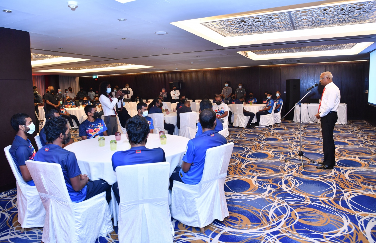 މާލެ - ސެޕްޓެމްބަރު 30 : ރައީސް އިބްރާހިމް މުހައްމަދު ސޯލިހު ގައުމީ ފުޓުބޯޅަ ޓީމާ ބައްދަލު ކުރެއްވުމަށް ހޮޓެލް ޖެން އަށް ވަޑައިގެން ޓީމުގެ ކުޅުންތެރިންނަށް ހިތްވަރު ދެއްވުމުގެ ގޮތުން ވާހަކަ ދައްކަވަނީ. --ފޮޓޯ:ރައީސް އޮފީސް