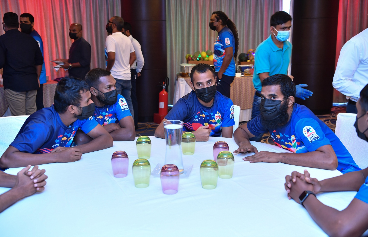 މާލެ - ސެޕްޓެމްބަރު 30 : ރައީސް އިބްރާހިމް މުހައްމަދު ސޯލިހު ގައުމީ ފުޓުބޯޅަ ޓީމާ ބައްދަލު ކުރެއްވުމަށް ހޮޓެލް ޖެން އަށް ވަޑައިގެން ބޭއްވި ރަސްމިއްޔާތުގައި ޓީމުގެ ސީނިއާ ބައެއް ކުޅުންތެރިން. --ފޮޓޯ:ރައީސް އޮފީސް