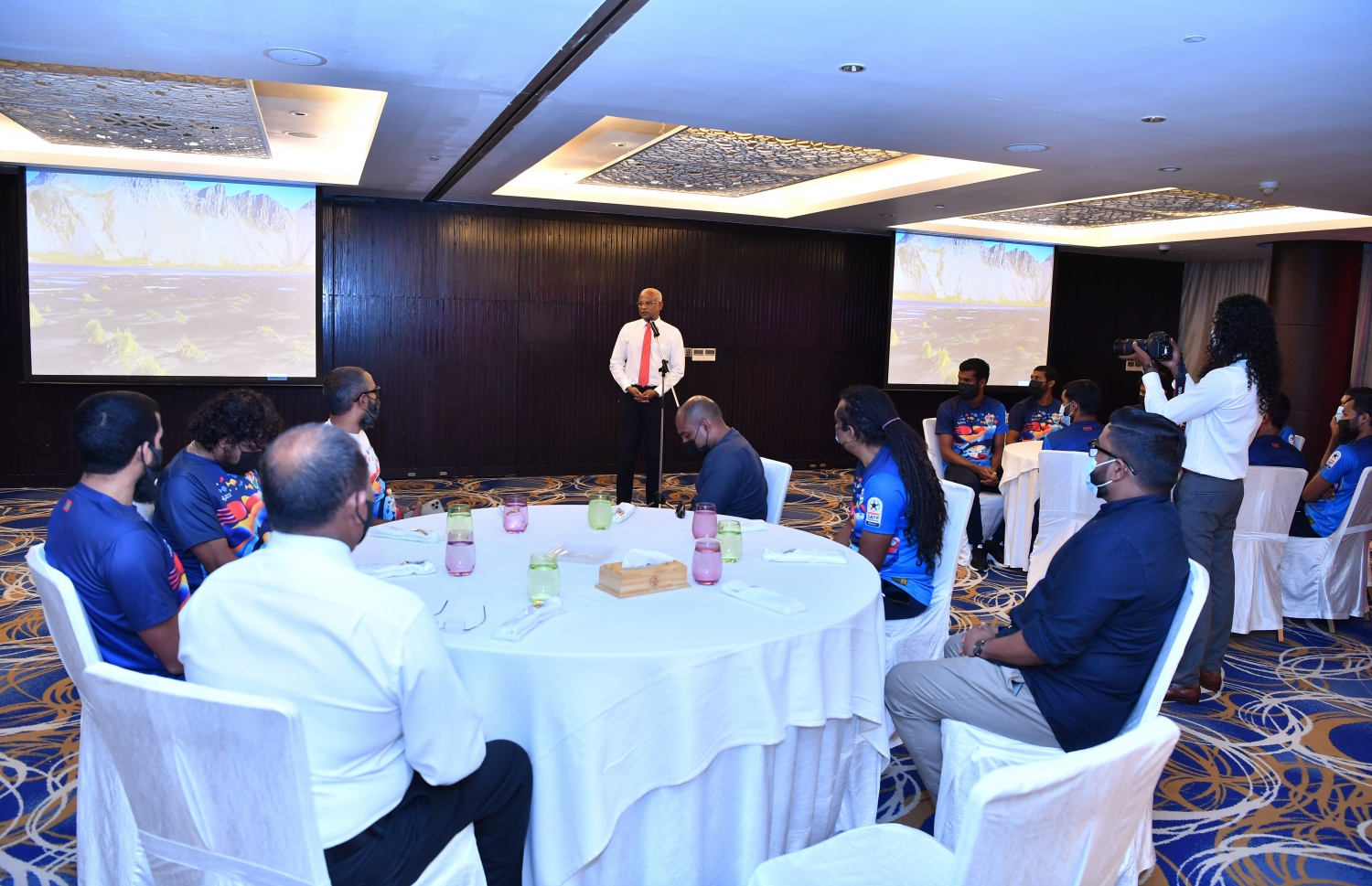 މާލެ - ސެޕްޓެމްބަރު 30 : ރައީސް އިބްރާހިމް މުހައްމަދު ސޯލިހު ގައުމީ ފުޓުބޯޅަ ޓީމާ ބައްދަލު ކުރެއްވުމަށް ހޮޓެލް ޖެން އަށް ވަޑައިގެން ޓީމުގެ ކުޅުންތެރިންނަށް ހިތްވަރު ދެއްވުމުގެ ގޮތުން ވާހަކަ ދައްކަވަނީ. --ފޮޓޯ:ރައީސް އޮފީސް