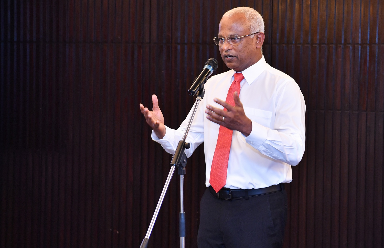 މާލެ - ސެޕްޓެމްބަރު 30 : ރައީސް އިބްރާހިމް މުހައްމަދު ސޯލިހު ގައުމީ ފުޓުބޯޅަ ޓީމާ ބައްދަލު ކުރެއްވުމަށް ހޮޓެލް ޖެން އަށް ވަޑައިގެން ޓީމުގެ ކުޅުންތެރިންނަށް ހިތްވަރު ދެއްވުމުގެ ގޮތުން ވާހަކަ ދައްކަވަނީ. --ފޮޓޯ:ރައީސް އޮފީސް