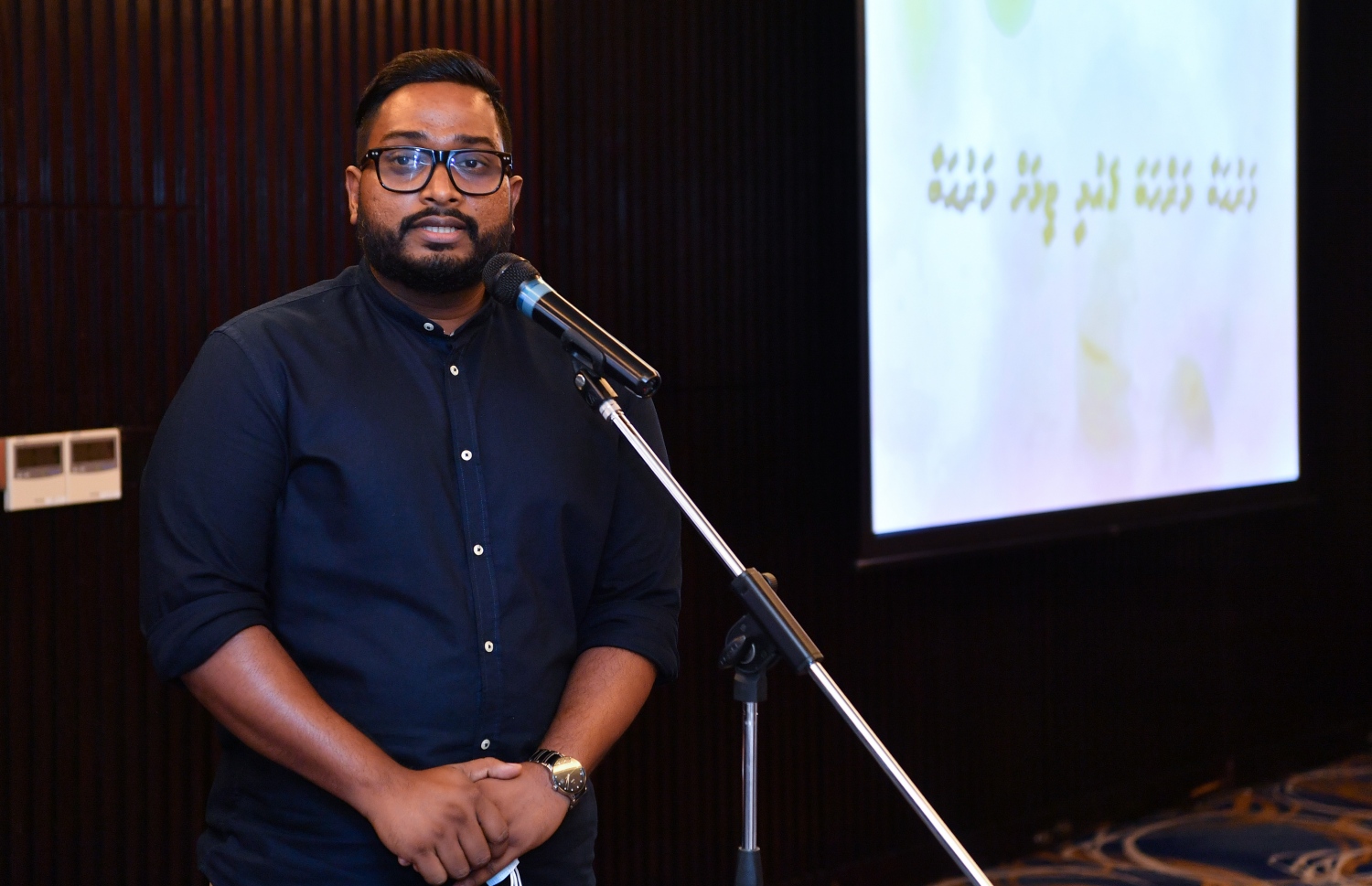 މާލެ - ސެޕްޓެމްބަރު 30 : ރައީސް އިބްރާހިމް މުހައްމަދު ސޯލިހު ގައުމީ ފުޓުބޯޅަ ޓީމާ ބައްދަލު ކުރެއްވުމަށް ހޮޓެލް ޖެން އަށް ވަޑައިގެން ބޭއްވި ރަސްމިއްޔާތުގައި އެފްއޭއެމްގެ ރައީސް ބައްސާމް އަދީލް ޖަލީލް ވާހަކަ ދައްކަވަނީ. --ފޮޓޯ:ރައީސް އޮފީސް