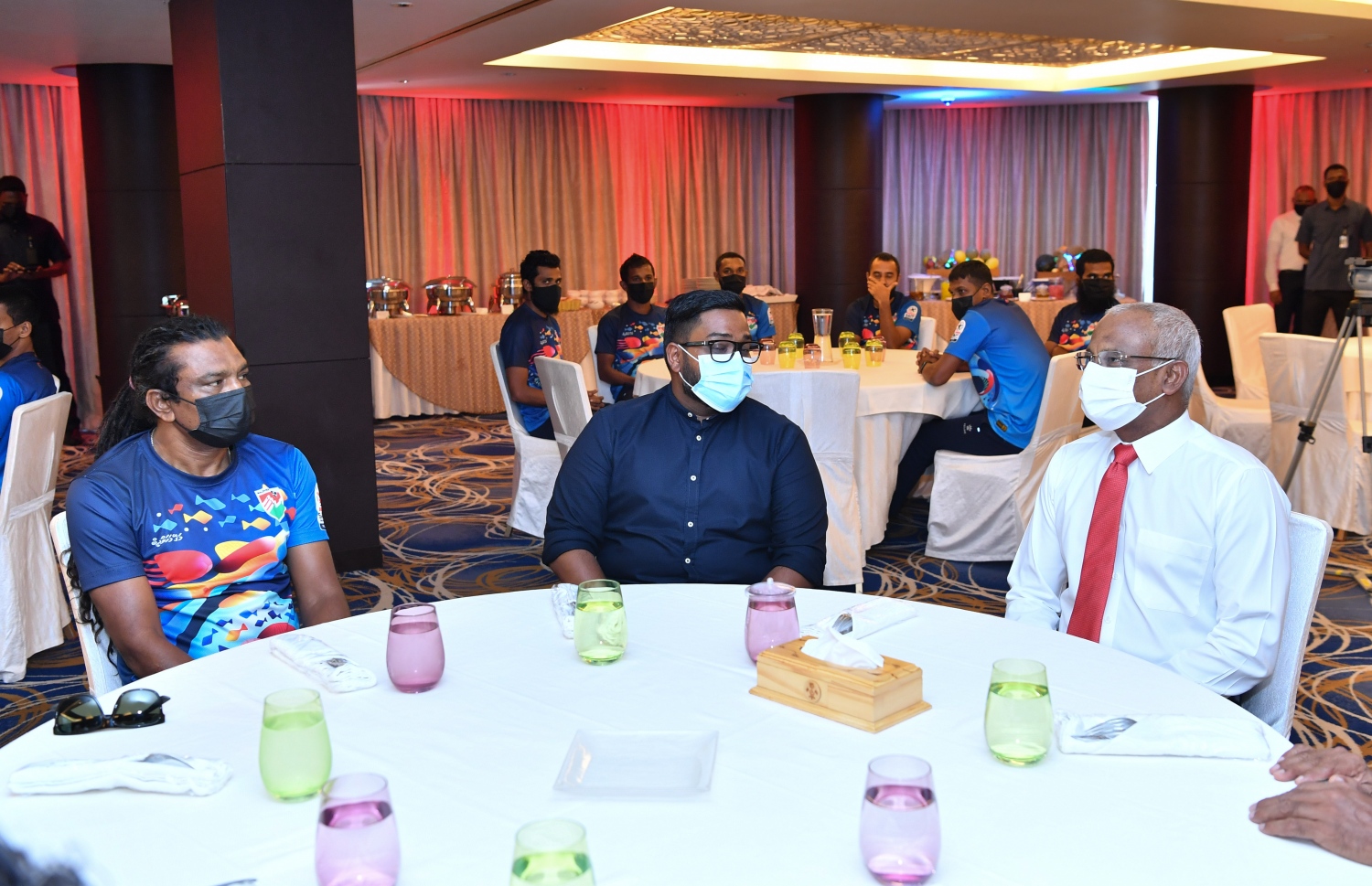 މާލެ - ސެޕްޓެމްބަރު 30 : ރައީސް އިބްރާހިމް މުހައްމަދު ސޯލިހު ގައުމީ ފުޓުބޯޅަ ޓީމާ ބައްދަލު ކުރެއްވުމަށް ހޮޓެލް ޖެން އަށް ވަޑައިގެން އެފްއޭއެމްގެ ރައީސް ބައްސާމް އަދީލް ޖަލީލް އާއި ޓީމުގެ ކޯޗު އަލީ ސުޒައިންއާ ވާހަކަ ދައްކަވަނީ. --ފޮޓޯ:ރައީސް އޮފީސް