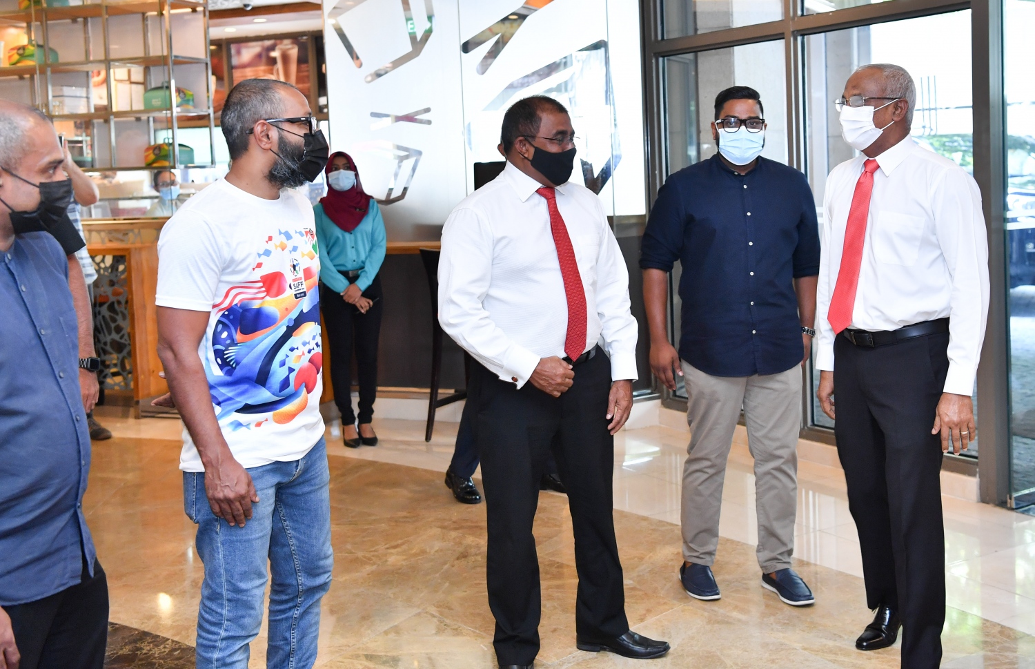 މާލެ - ސެޕްޓެމްބަރު 30 : ރައީސް އިބްރާހިމް މުހައްމަދު ސޯލިހު ގައުމީ ފުޓުބޯޅަ ޓީމާ ބައްދަލު ކުރެއްވުމަށް ހޮޓެލް ޖެން އަށް ވަޑައިގެން އެފްއޭއެމްގެ ރައީސް ބައްސާމް އަދީލް ޖަލީލް އާއި ކުޅިވަރާ ބެހޭ މިނިސްޓްރީ ހިންގެވުމާ ހަވާލުވެ ހުންނެވި ޑރ. މައުސޫމްއާ ވާހަކަ ދައްކަވަނީ. --ފޮޓޯ:ރައީސް އޮފީސް